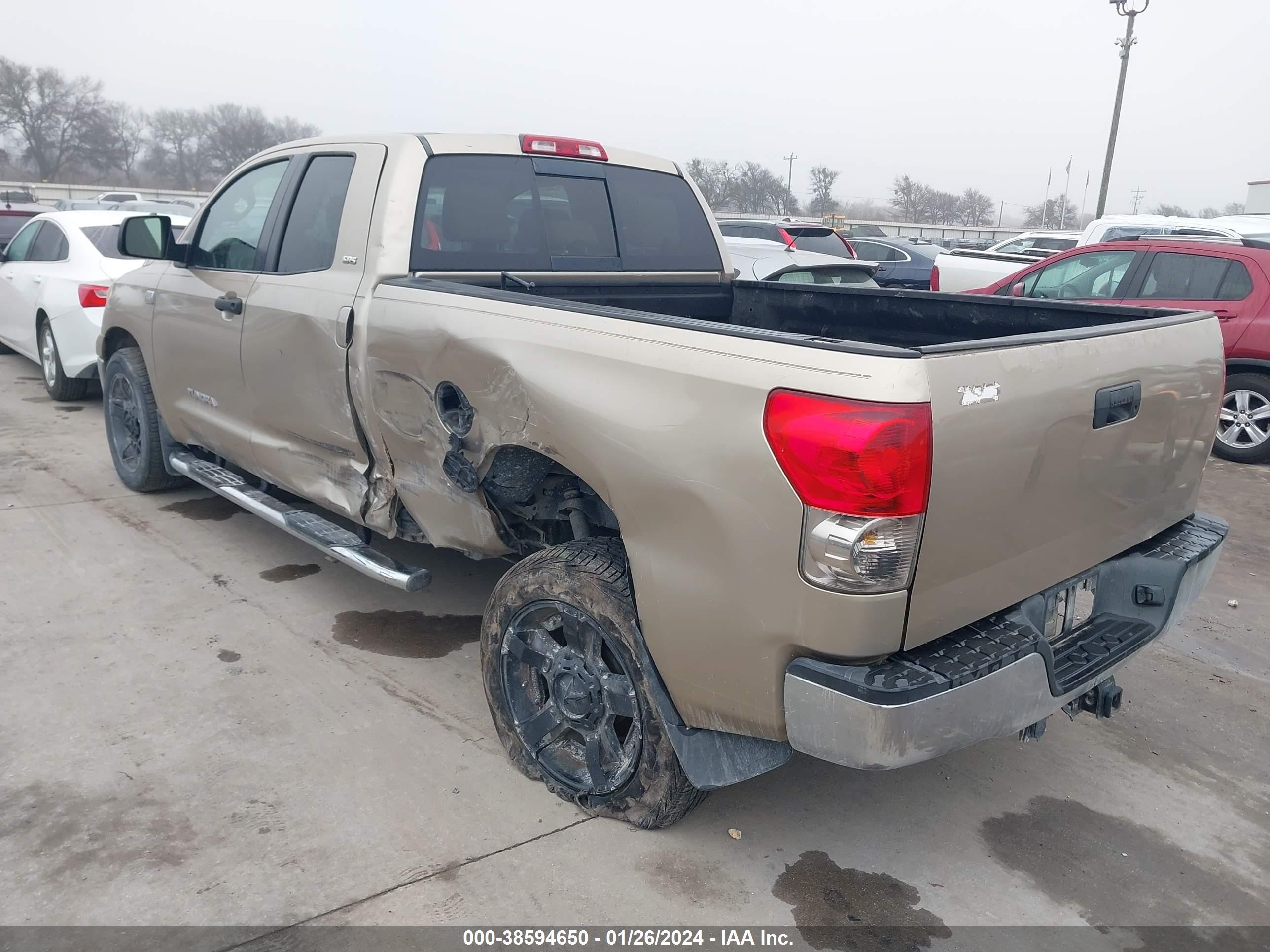 Photo 2 VIN: 5TFRT541X7X015363 - TOYOTA TUNDRA 