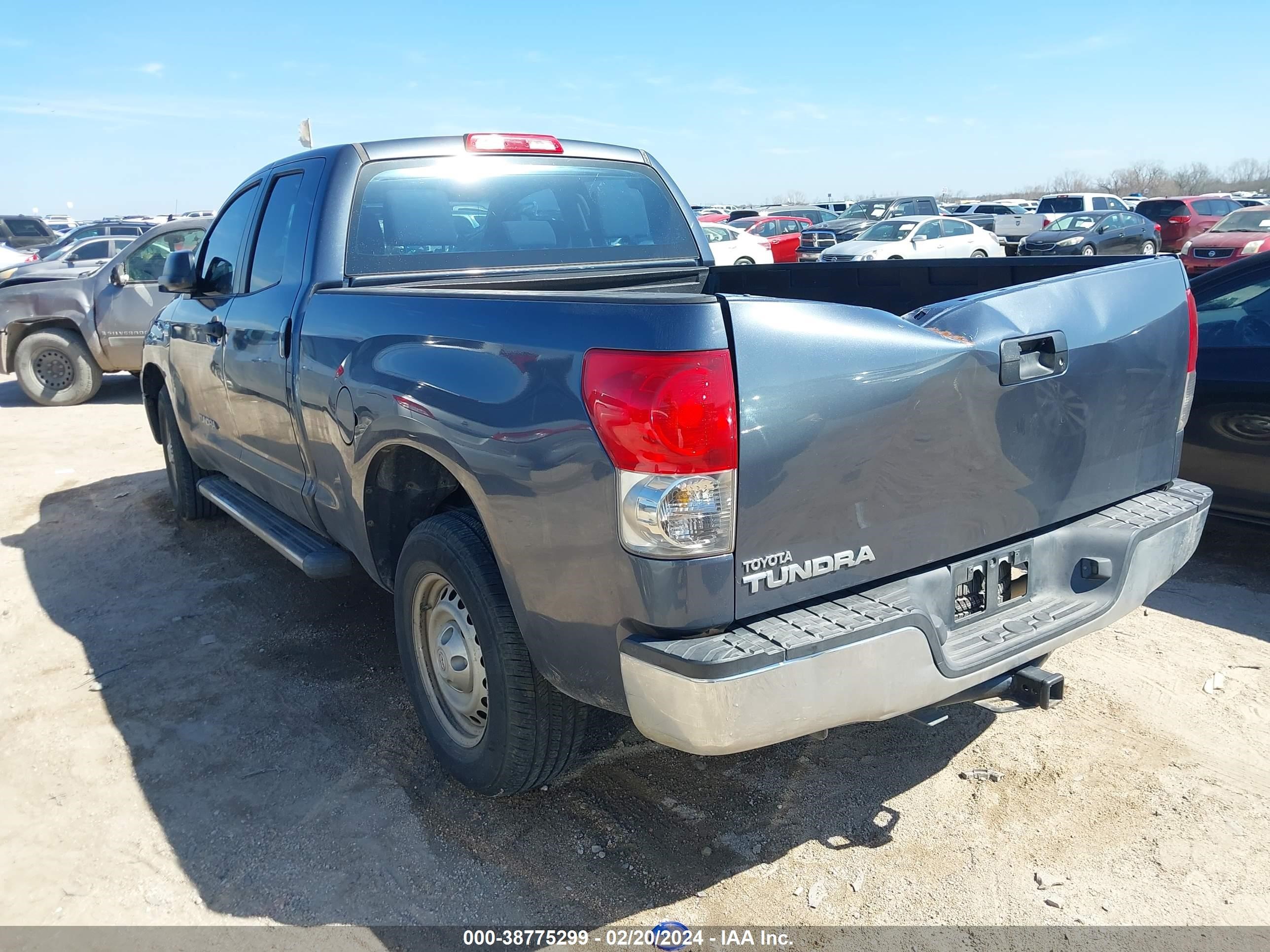 Photo 2 VIN: 5TFRT541X8X022590 - TOYOTA TUNDRA 