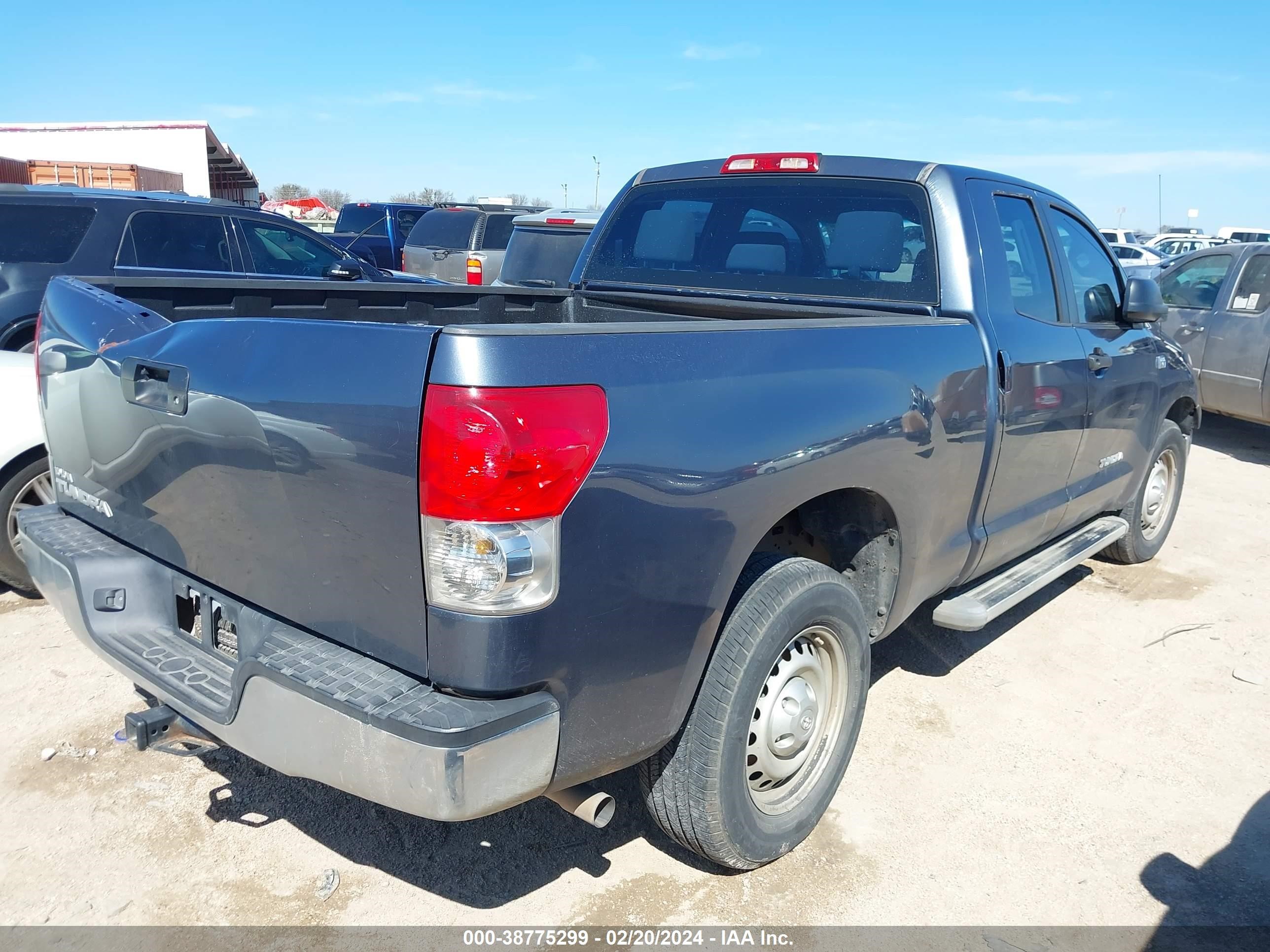 Photo 3 VIN: 5TFRT541X8X022590 - TOYOTA TUNDRA 