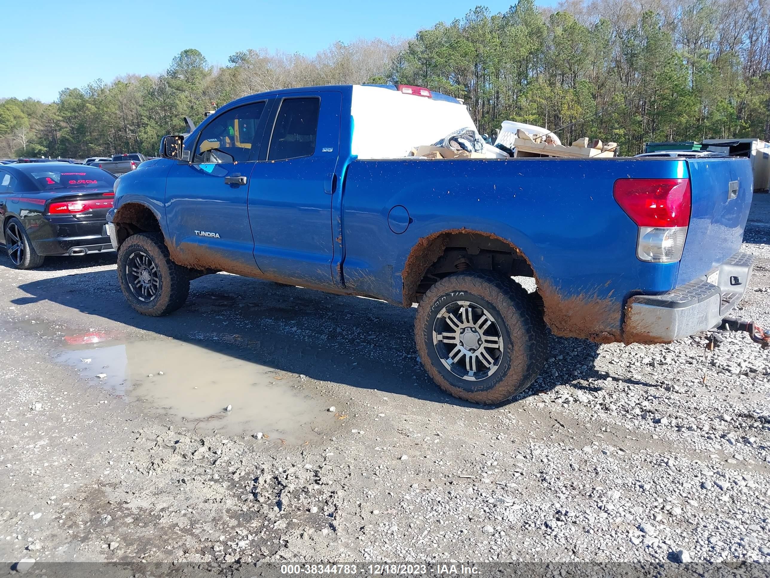 Photo 2 VIN: 5TFRU541X7X004411 - TOYOTA TUNDRA 