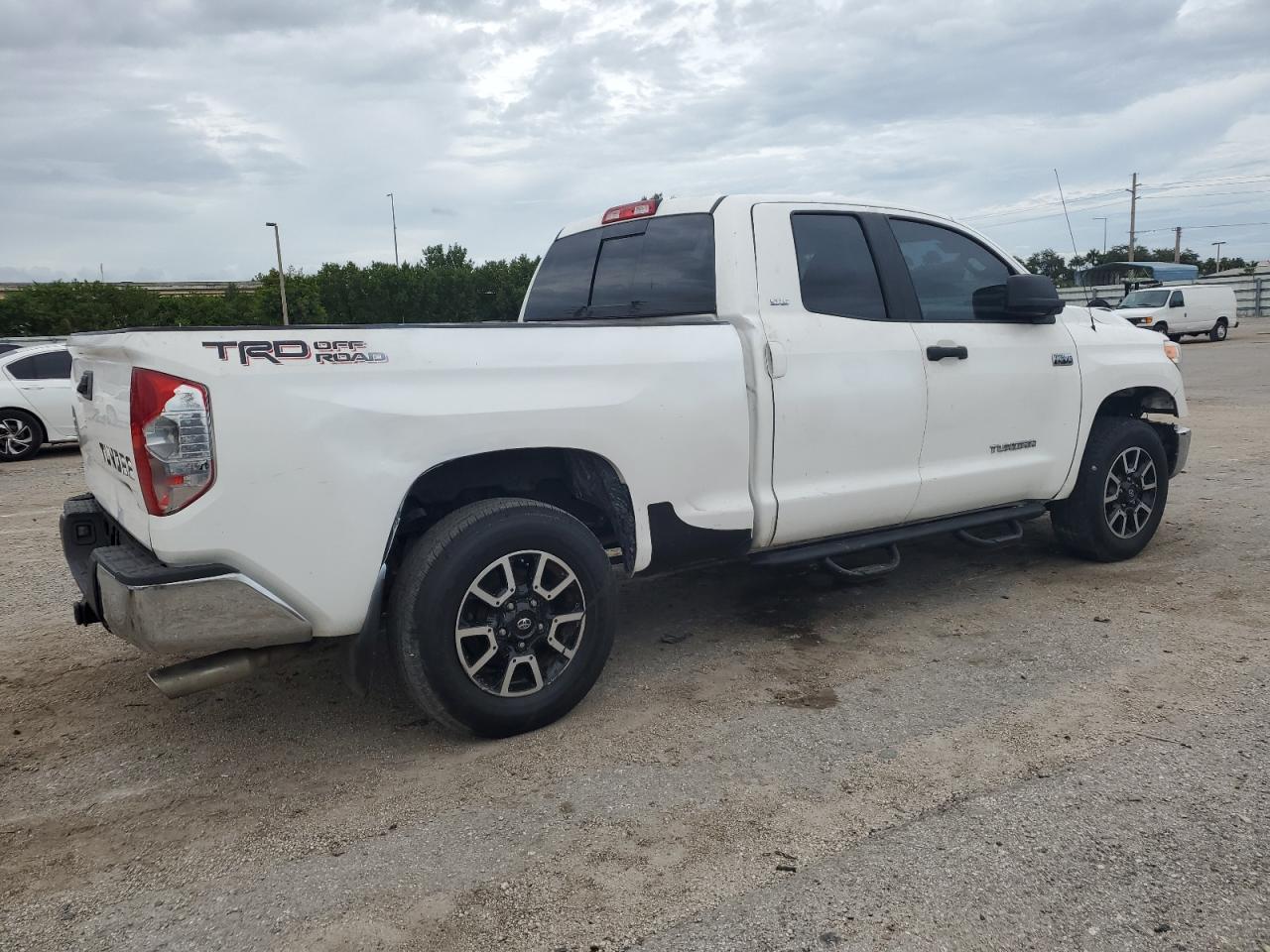 Photo 2 VIN: 5TFRW5F15GX195677 - TOYOTA TUNDRA 