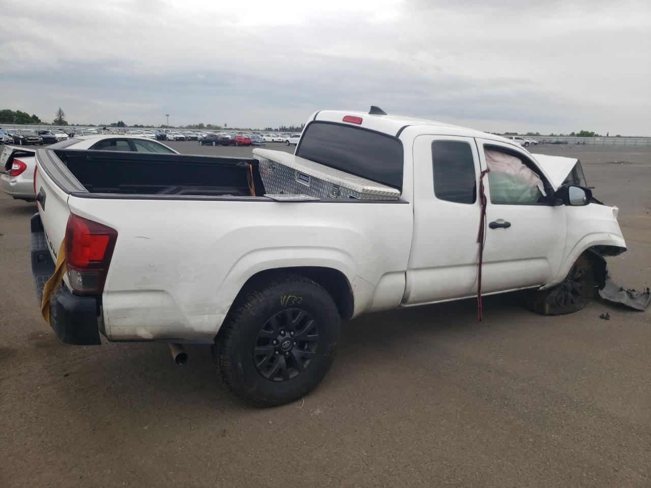 Photo 2 VIN: 5TFRX5GN9JX107462 - TOYOTA TACOMA 