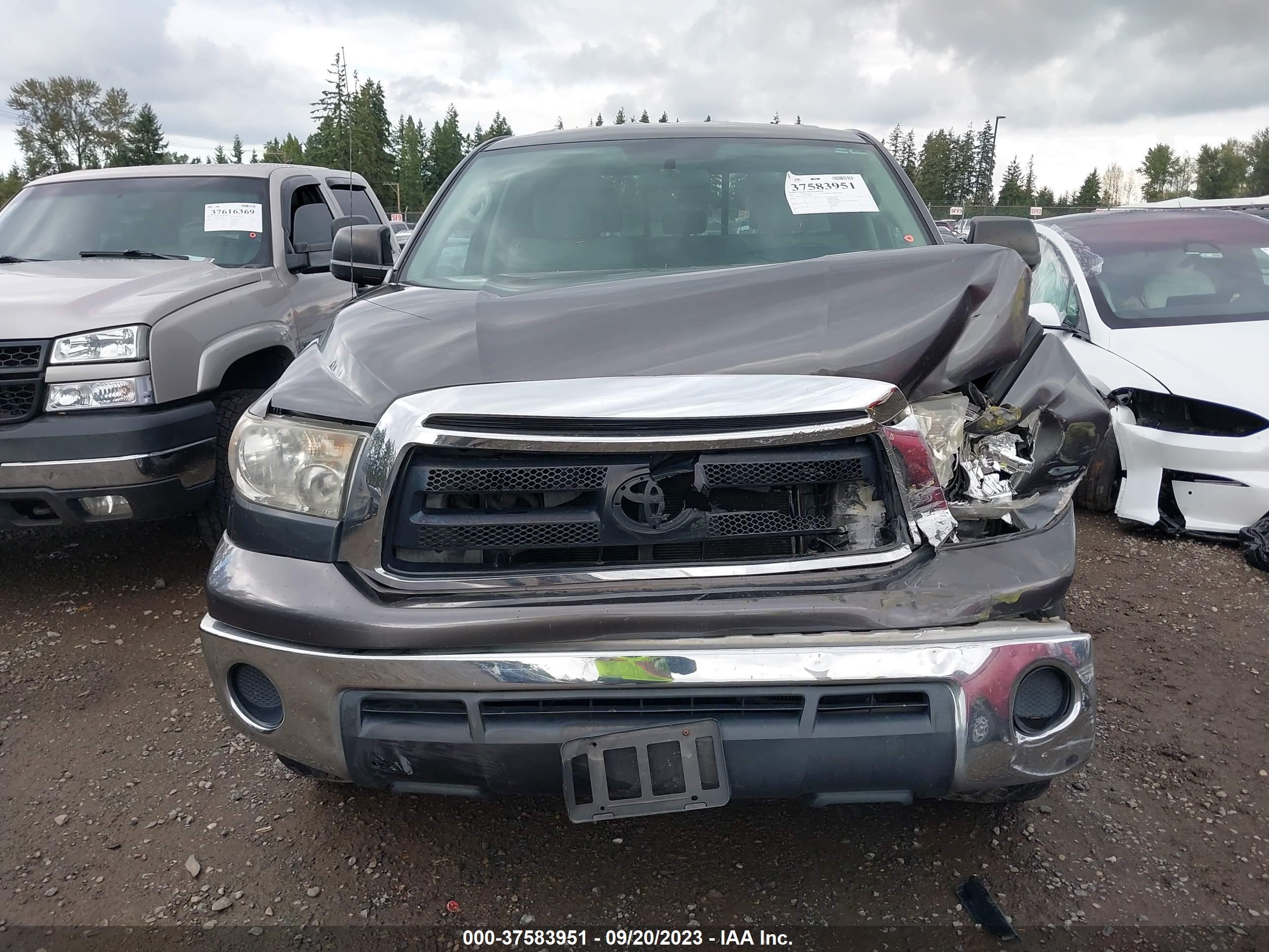 Photo 11 VIN: 5TFRY5F11BX105556 - TOYOTA TUNDRA 