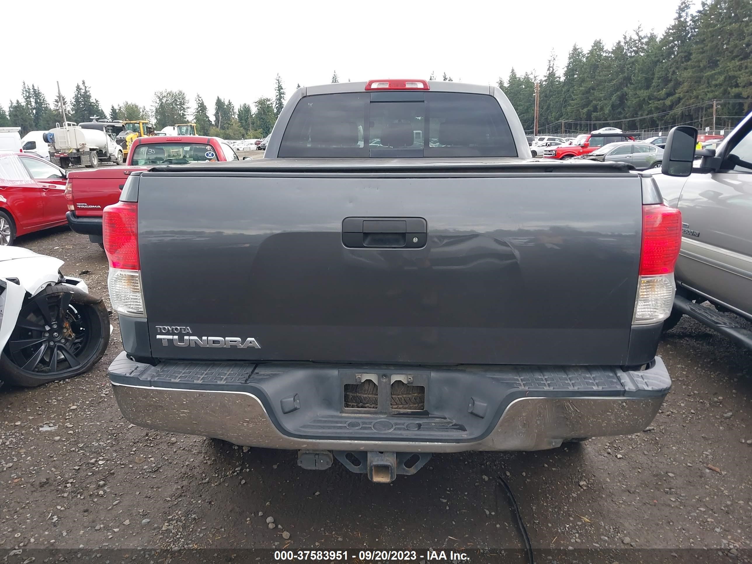 Photo 15 VIN: 5TFRY5F11BX105556 - TOYOTA TUNDRA 