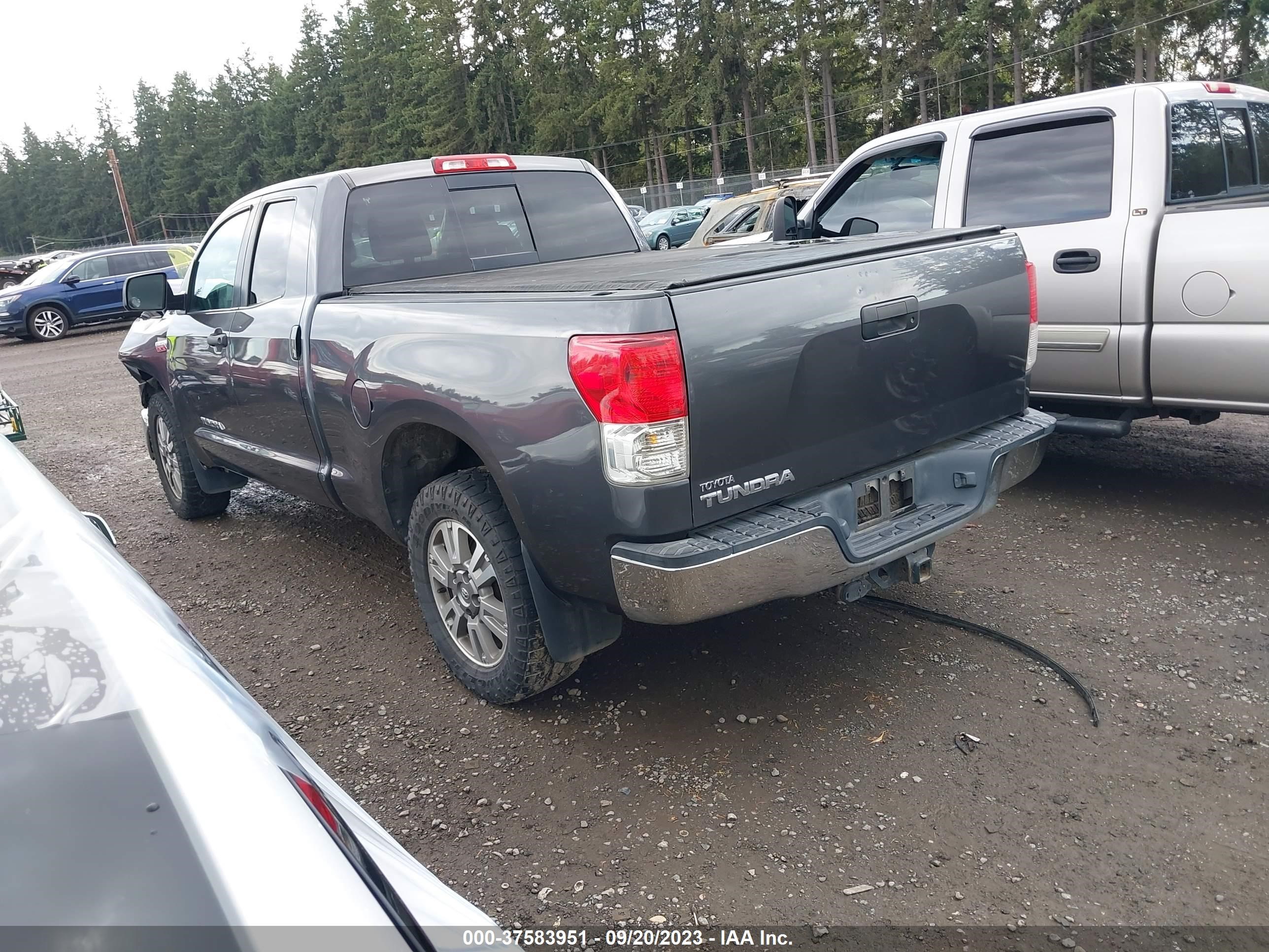 Photo 2 VIN: 5TFRY5F11BX105556 - TOYOTA TUNDRA 