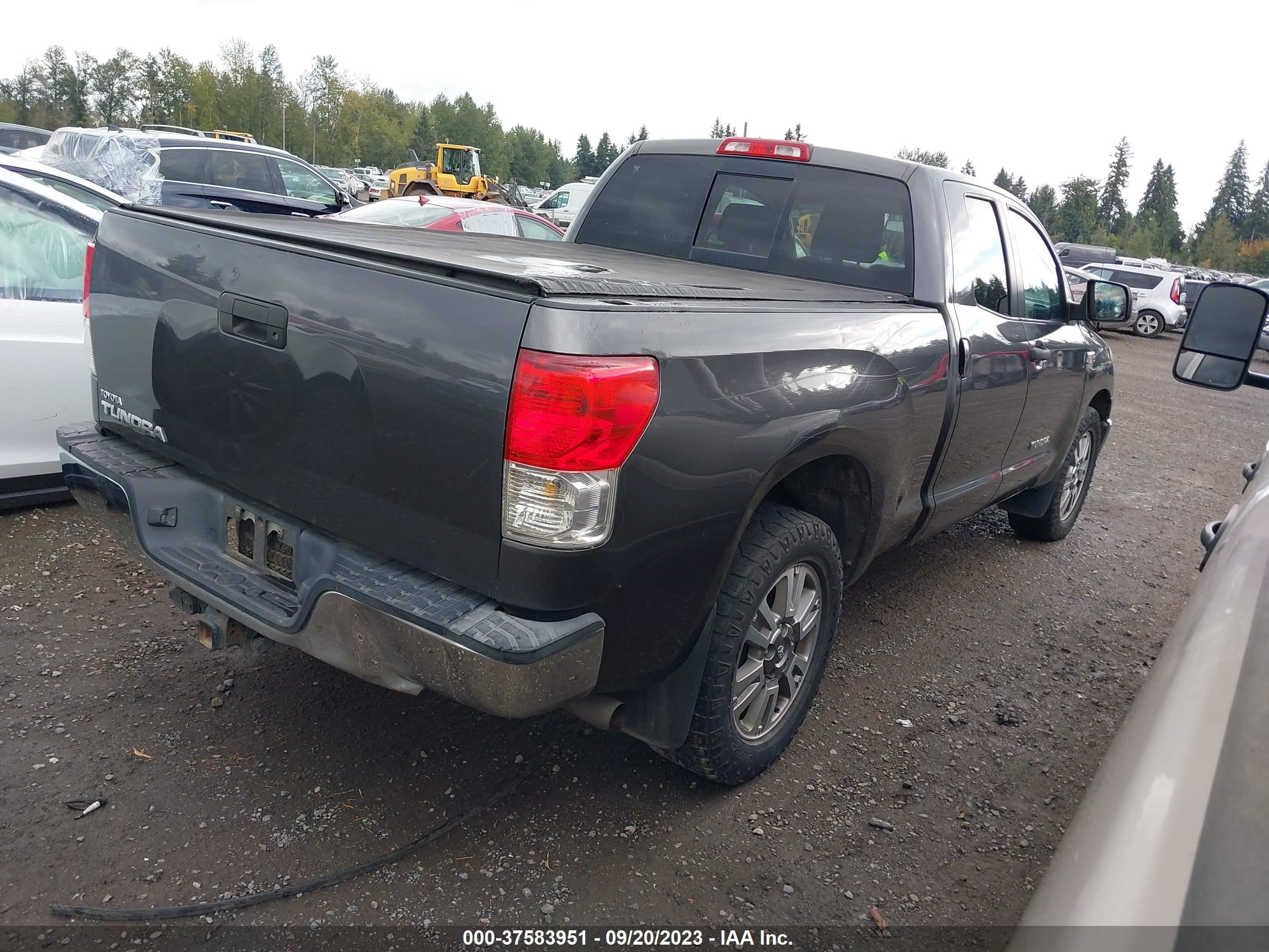 Photo 3 VIN: 5TFRY5F11BX105556 - TOYOTA TUNDRA 