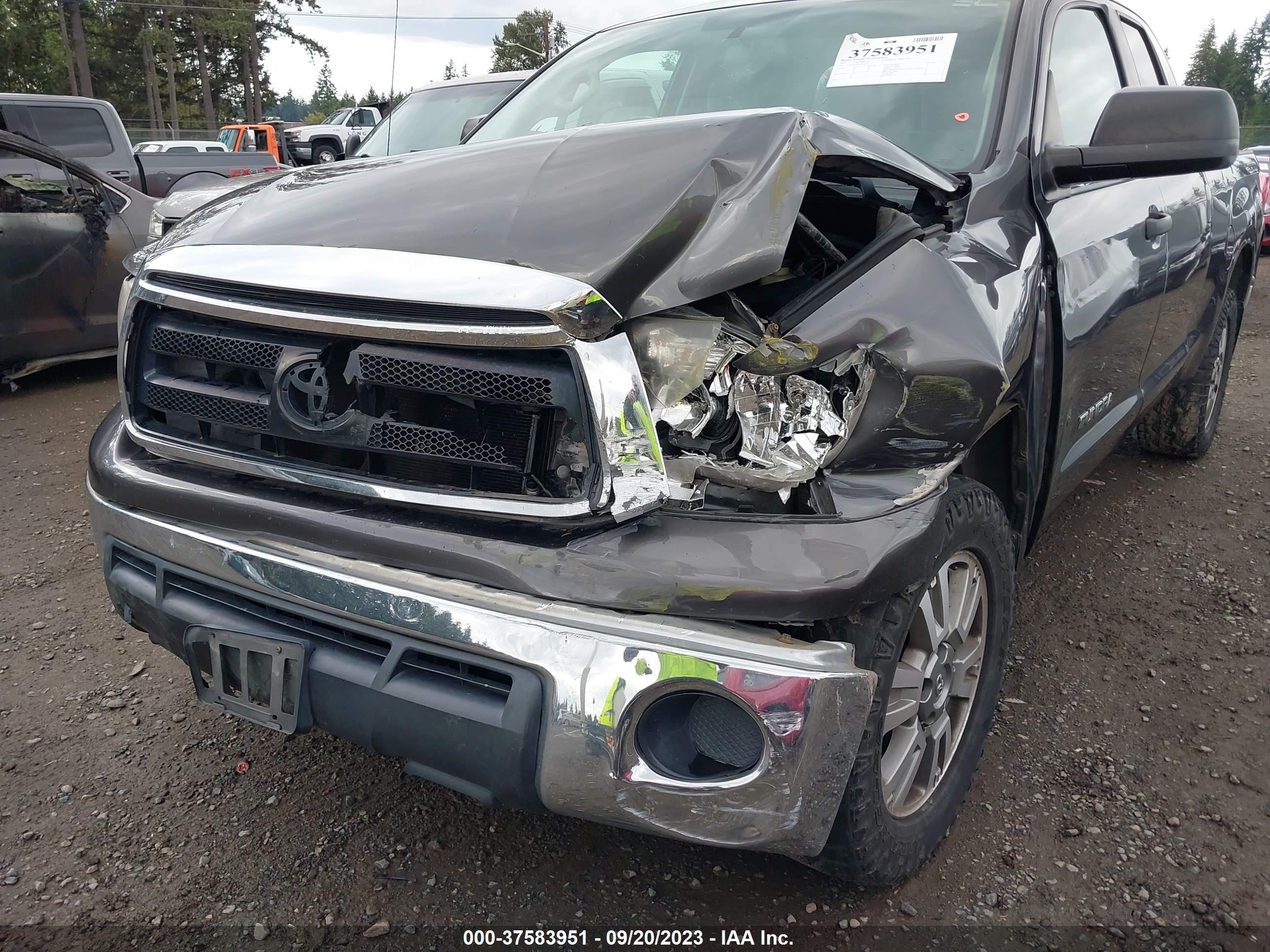 Photo 5 VIN: 5TFRY5F11BX105556 - TOYOTA TUNDRA 