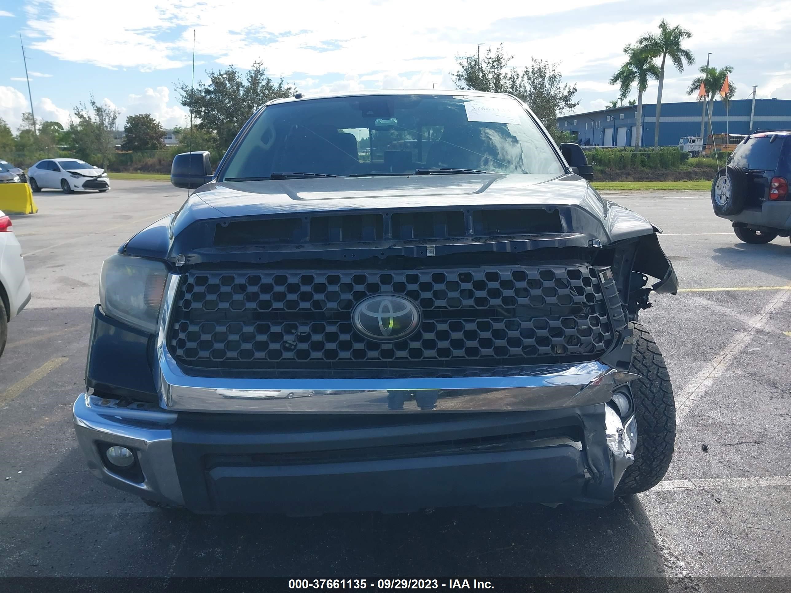 Photo 11 VIN: 5TFRY5F13JX236521 - TOYOTA TUNDRA 