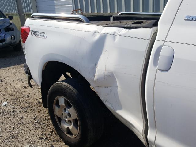 Photo 8 VIN: 5TFRY5F15BX105334 - TOYOTA TUNDRA DOU 