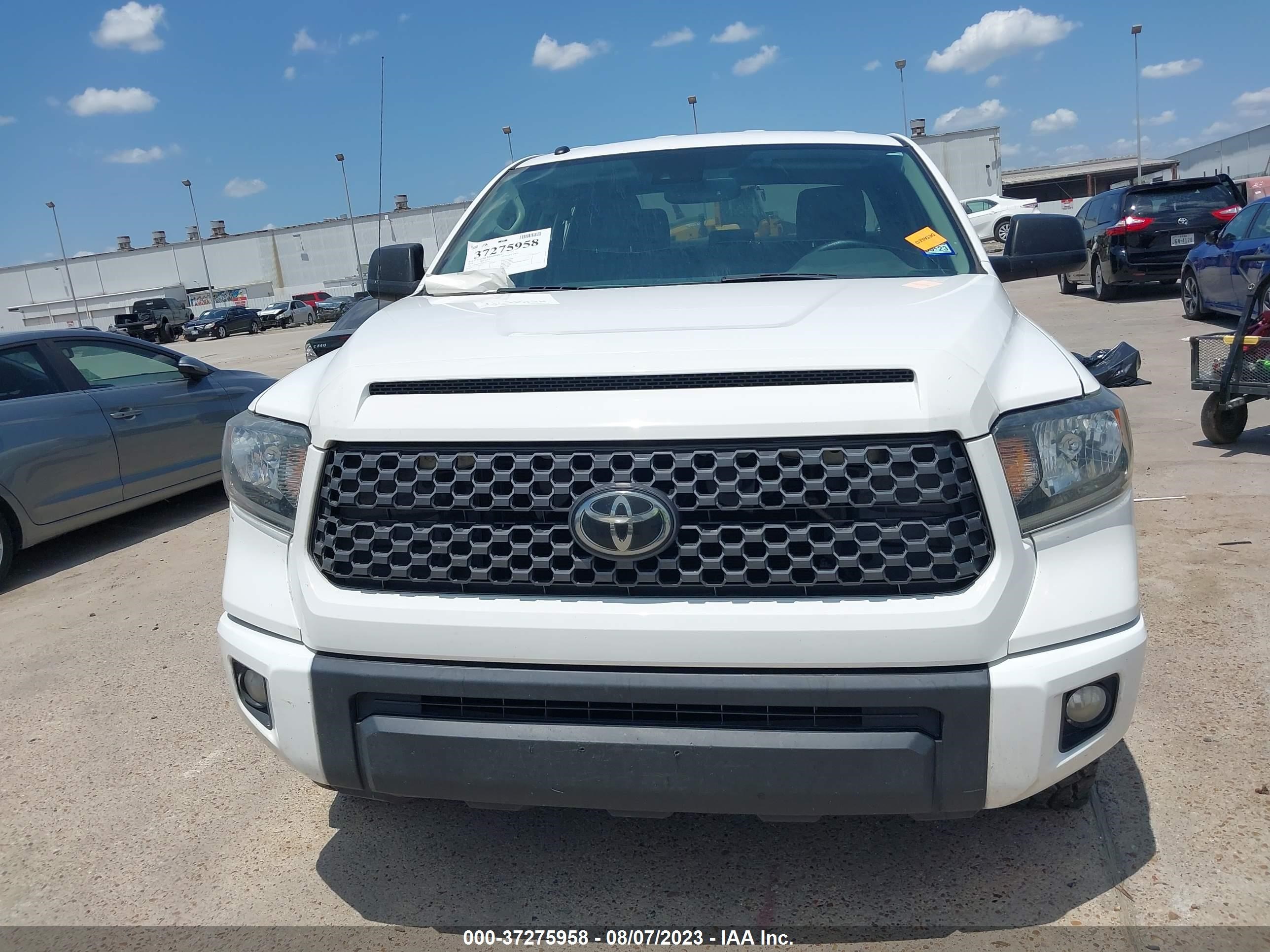 Photo 11 VIN: 5TFRY5F15KX245741 - TOYOTA TUNDRA 