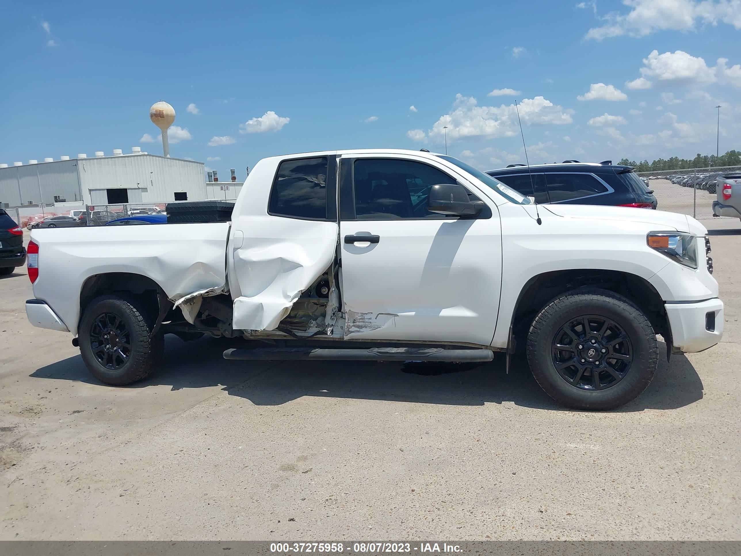 Photo 12 VIN: 5TFRY5F15KX245741 - TOYOTA TUNDRA 