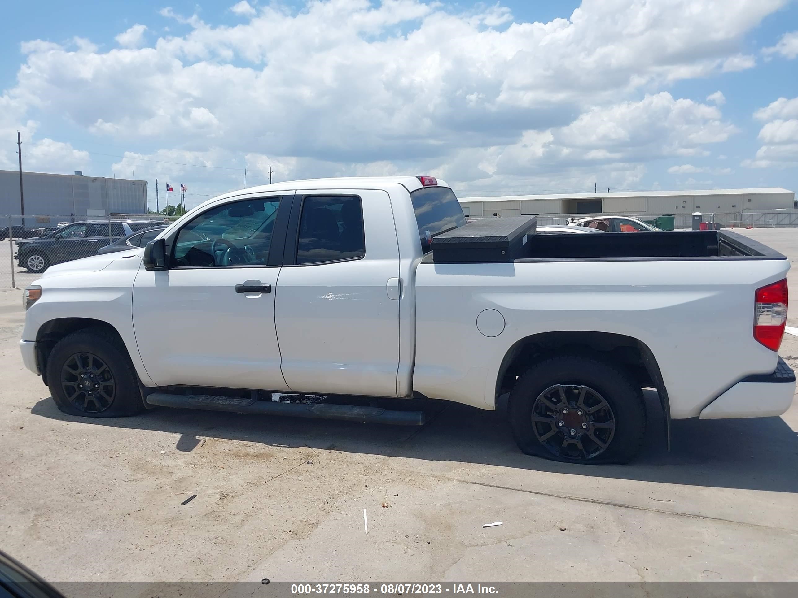 Photo 13 VIN: 5TFRY5F15KX245741 - TOYOTA TUNDRA 