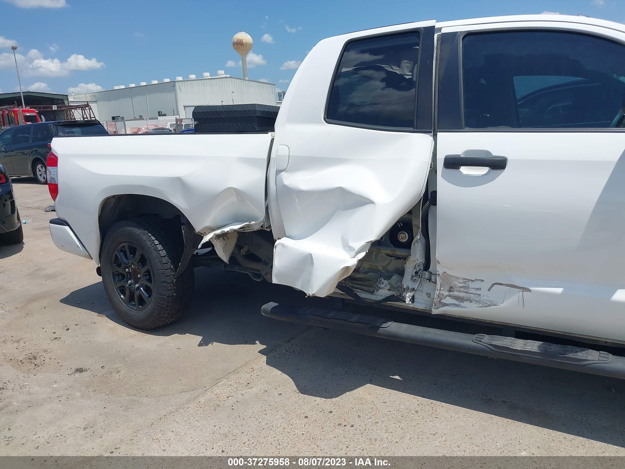 Photo 5 VIN: 5TFRY5F15KX245741 - TOYOTA TUNDRA 