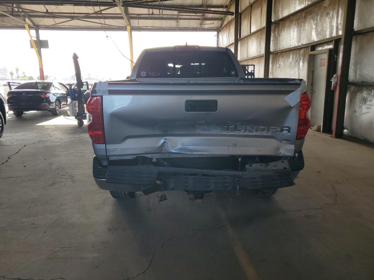 Photo 5 VIN: 5TFRY5F18MX294502 - TOYOTA TUNDRA 