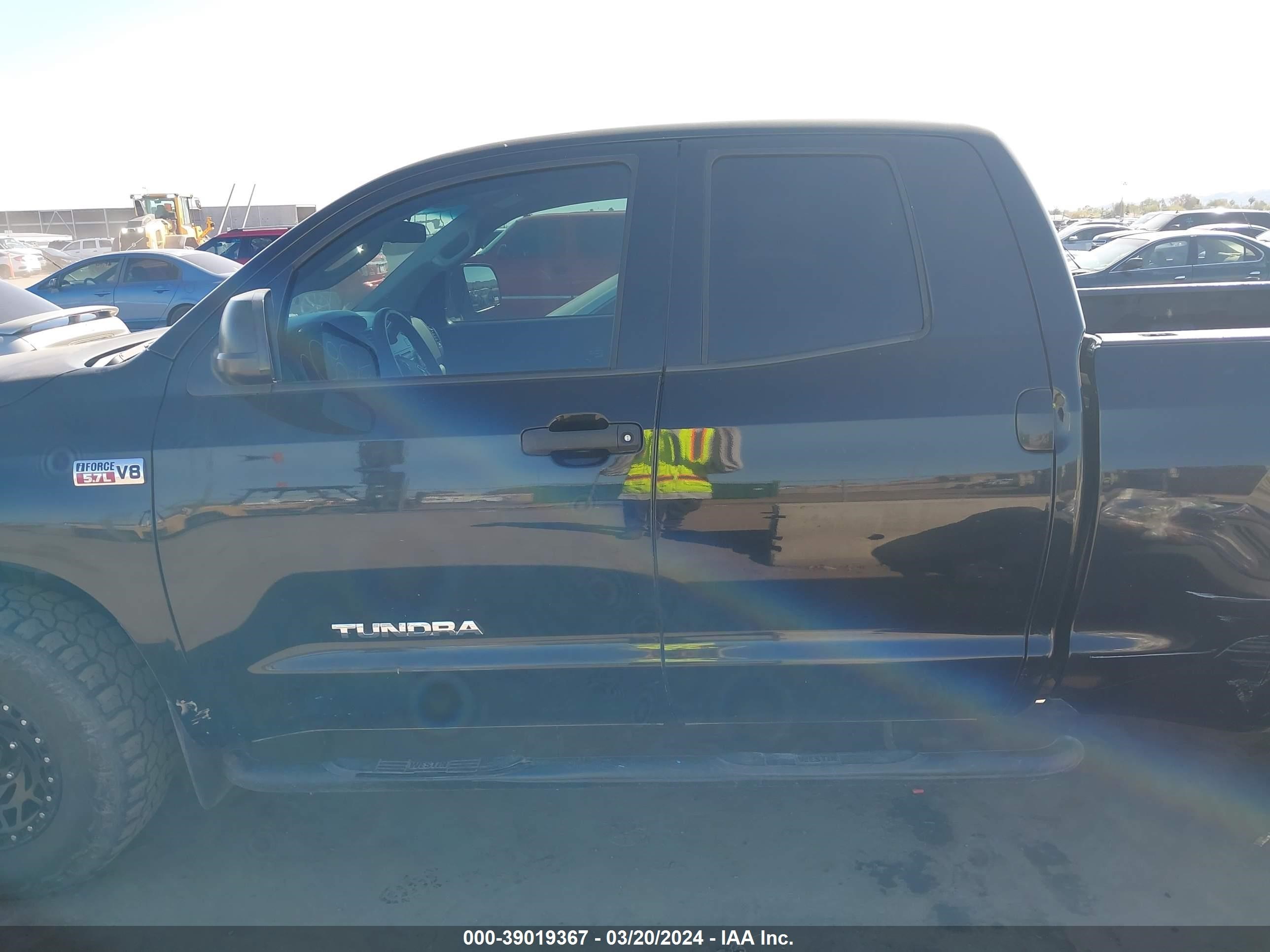 Photo 13 VIN: 5TFRY5F19CX129735 - TOYOTA TUNDRA 