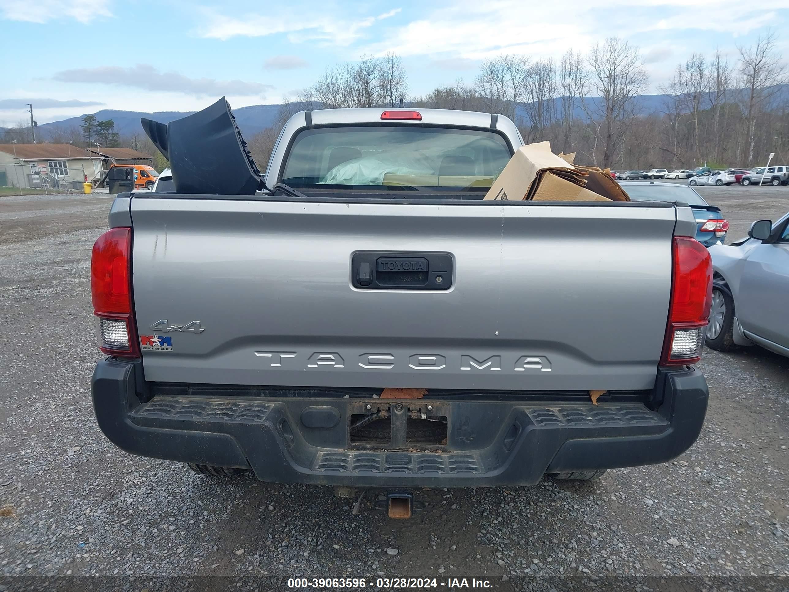 Photo 16 VIN: 5TFSX5EN2JX059792 - TOYOTA TACOMA 