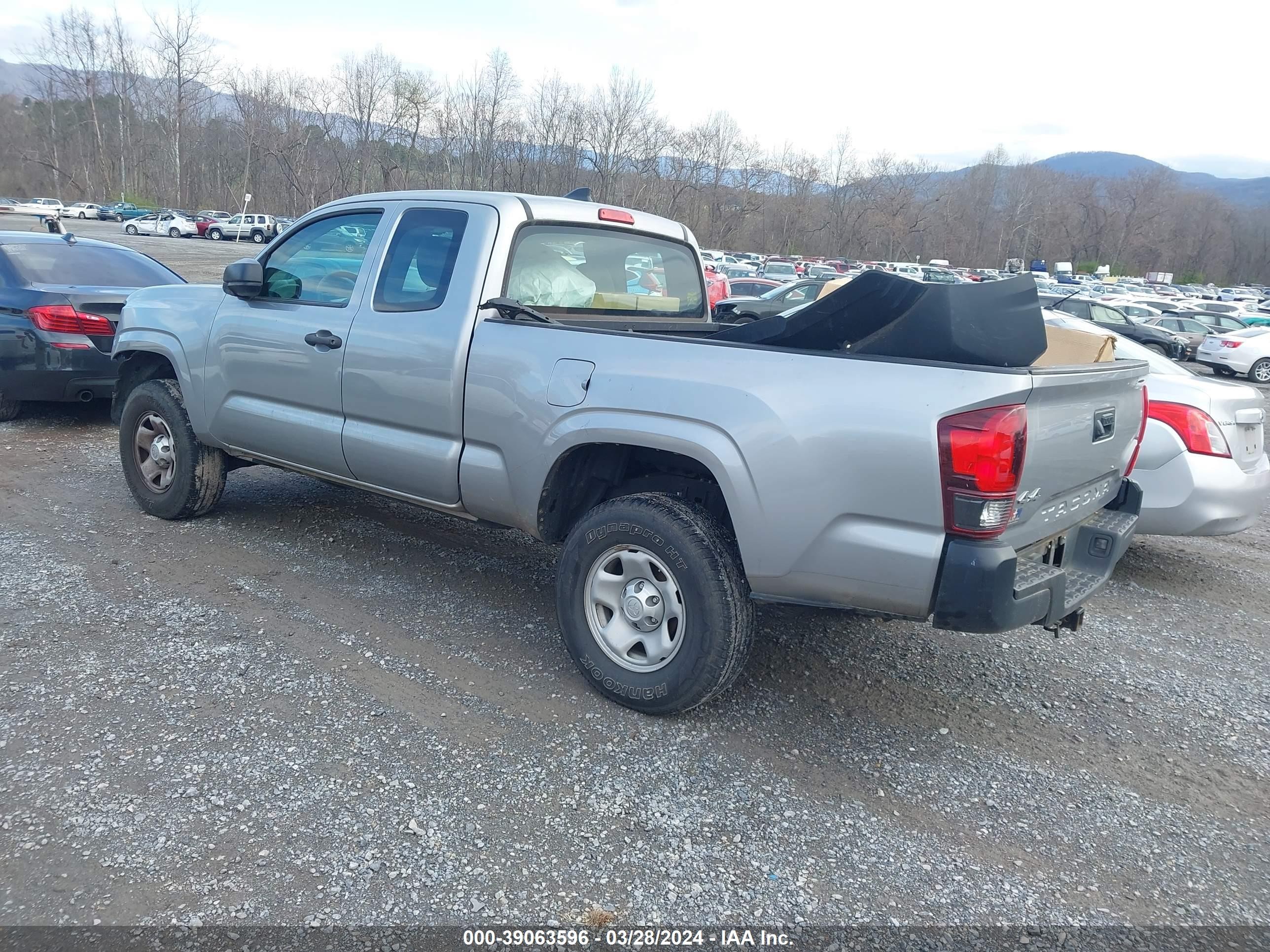 Photo 2 VIN: 5TFSX5EN2JX059792 - TOYOTA TACOMA 