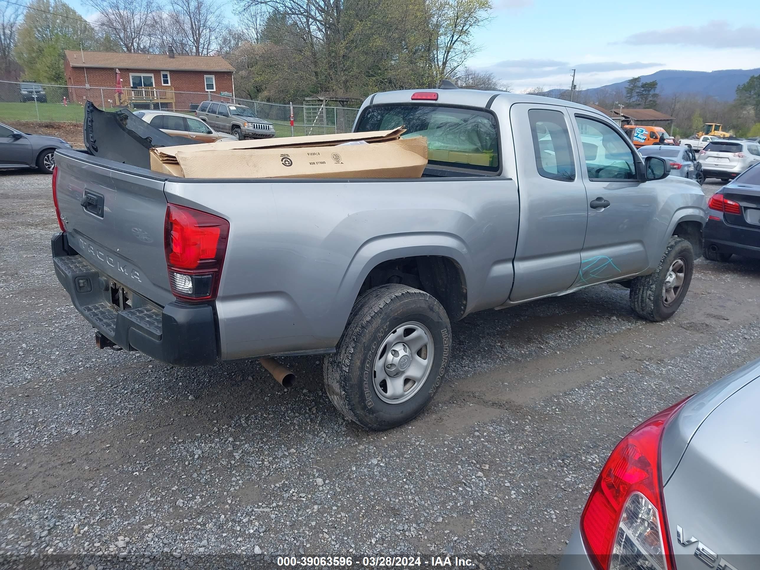 Photo 3 VIN: 5TFSX5EN2JX059792 - TOYOTA TACOMA 