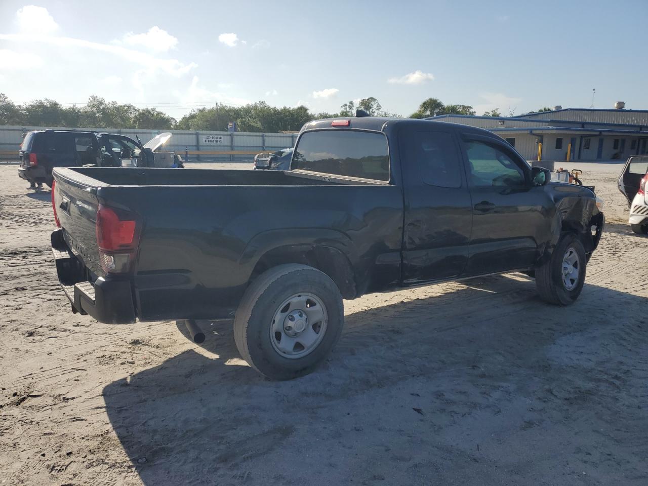 Photo 2 VIN: 5TFSX5EN7JX061117 - TOYOTA TACOMA 