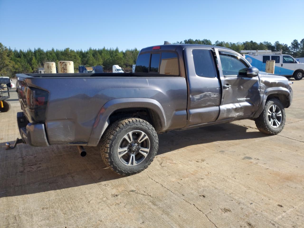 Photo 2 VIN: 5TFSZ5AN1JX153873 - TOYOTA TACOMA 