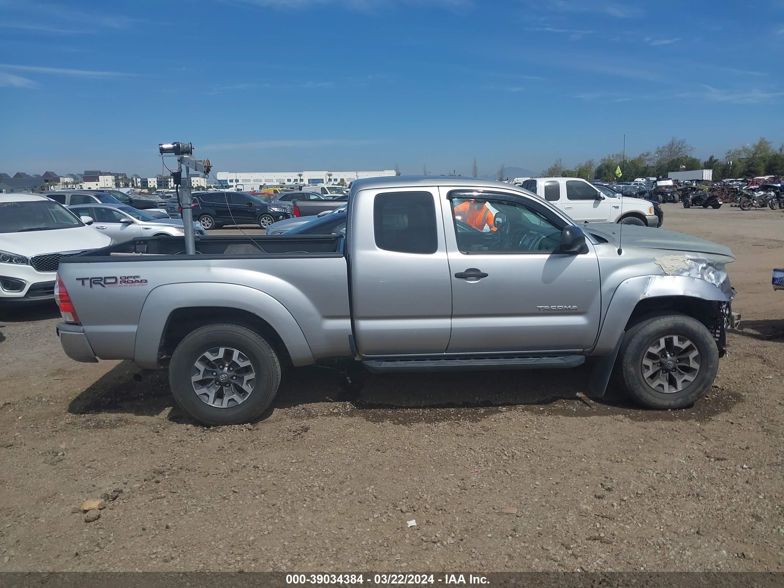 Photo 13 VIN: 5TFTU4GN2EX052500 - TOYOTA TACOMA 