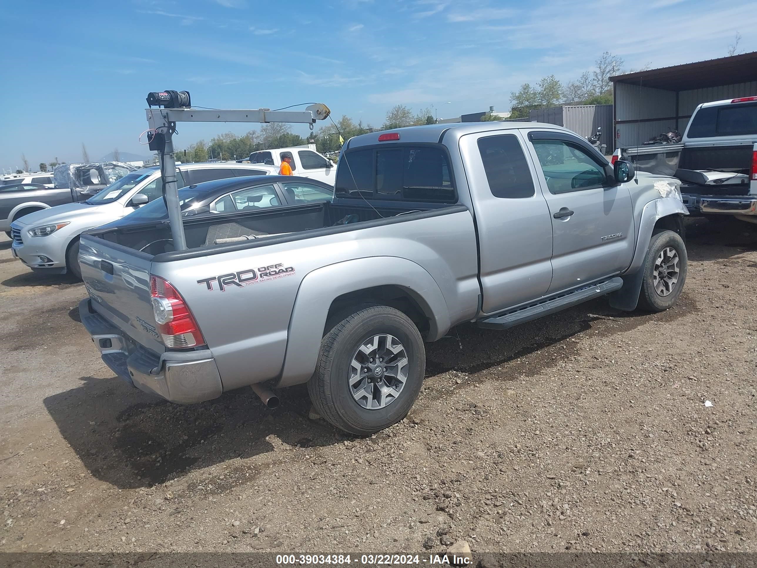 Photo 3 VIN: 5TFTU4GN2EX052500 - TOYOTA TACOMA 