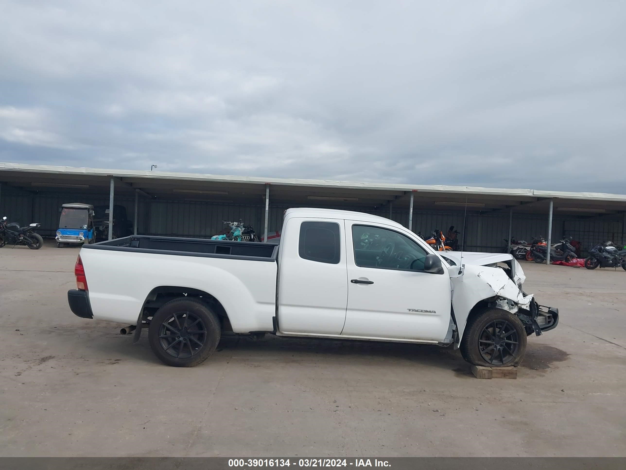 Photo 13 VIN: 5TFTX4CN8CX015946 - TOYOTA TACOMA 