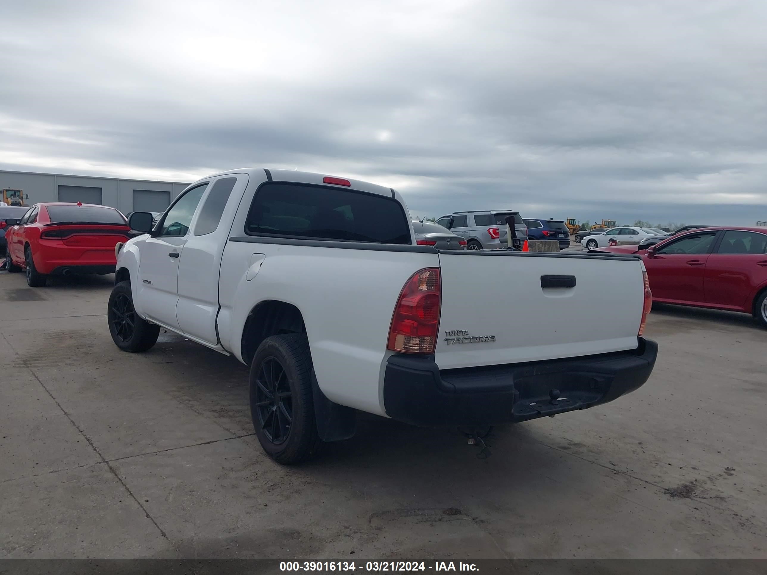 Photo 2 VIN: 5TFTX4CN8CX015946 - TOYOTA TACOMA 