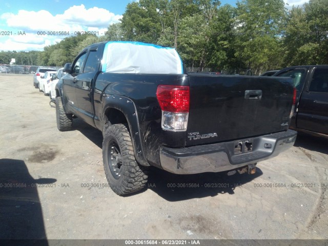 Photo 2 VIN: 5TFUM5F11BX027558 - TOYOTA TUNDRA 4WD TRUCK 