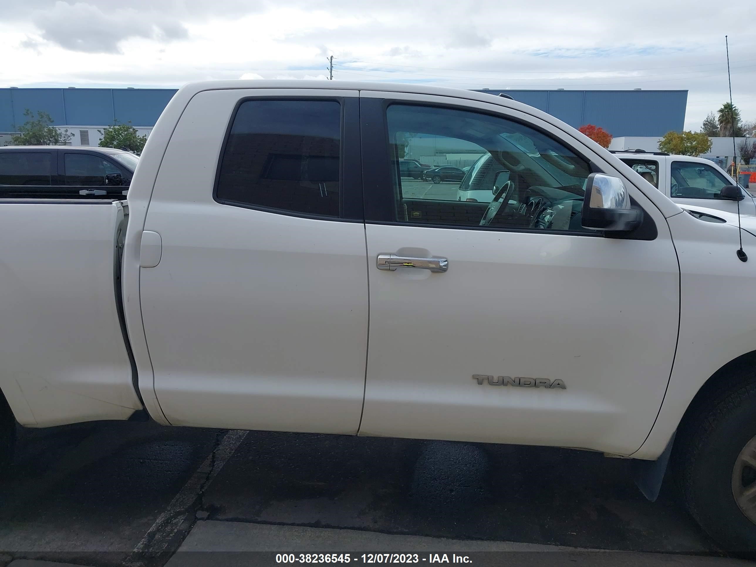 Photo 12 VIN: 5TFUM5F12CX030079 - TOYOTA TUNDRA 