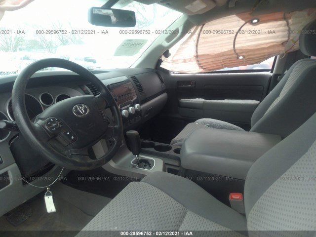 Photo 4 VIN: 5TFUM5F14AX014656 - TOYOTA TUNDRA 4WD TRUCK 