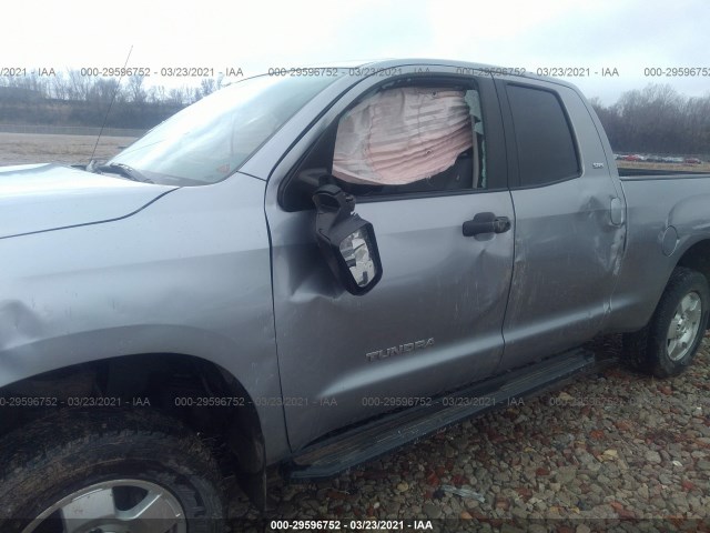 Photo 5 VIN: 5TFUM5F14AX014656 - TOYOTA TUNDRA 4WD TRUCK 