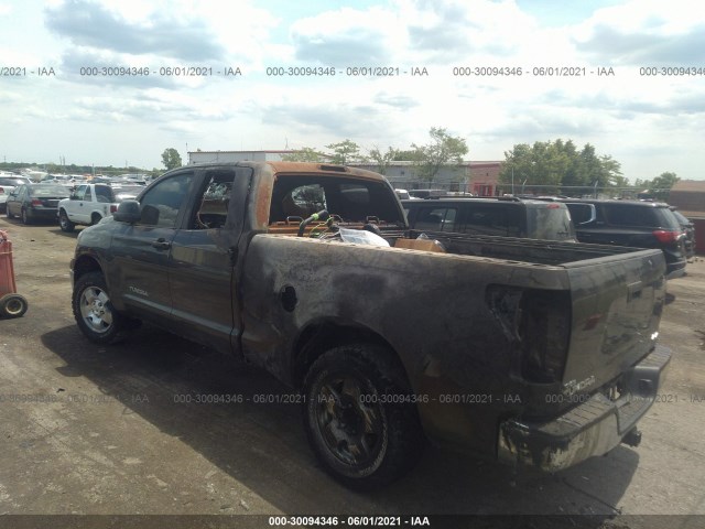 Photo 2 VIN: 5TFUM5F15BX024422 - TOYOTA TUNDRA 4WD TRUCK 