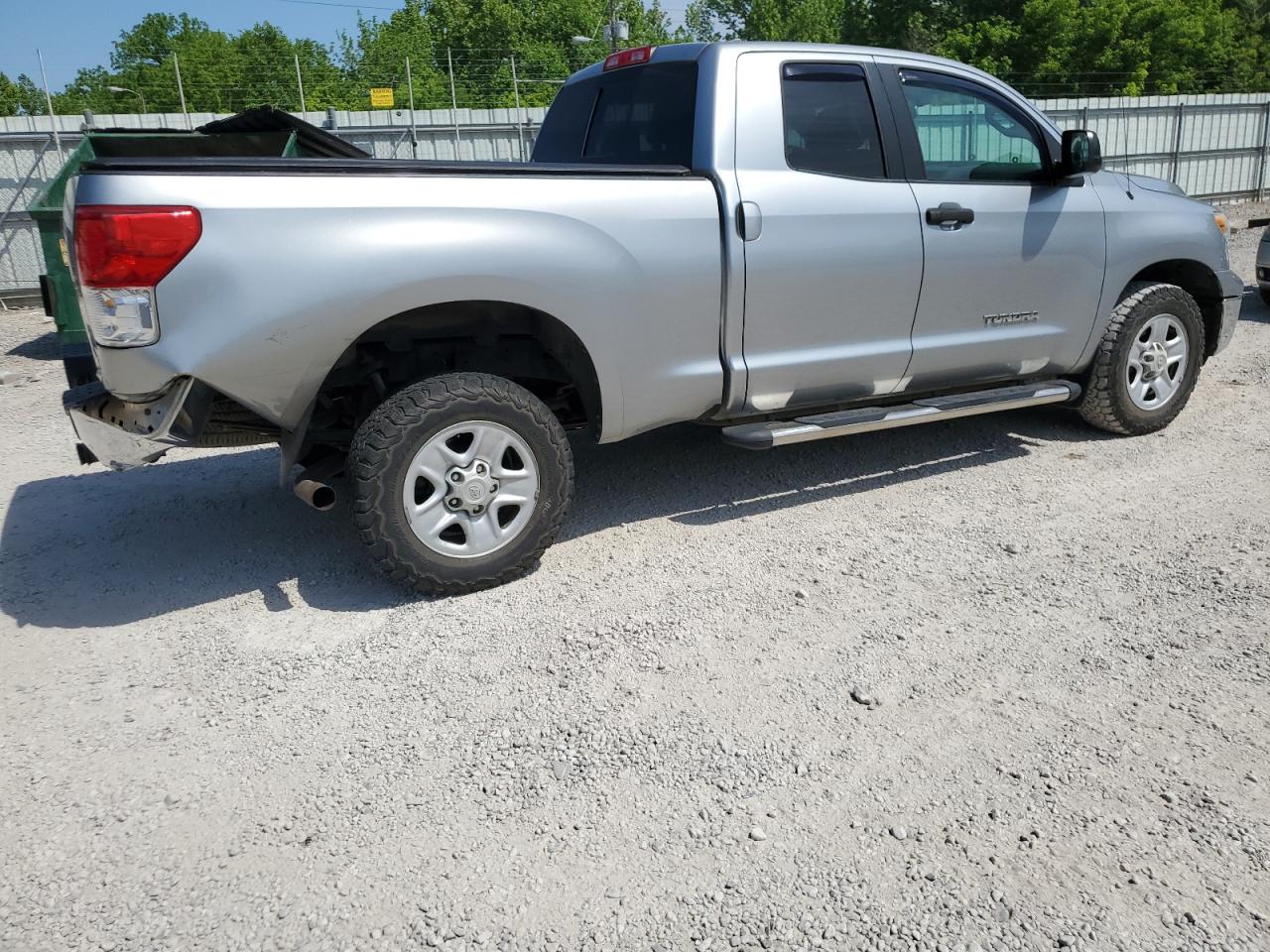 Photo 2 VIN: 5TFUM5F16AX015677 - TOYOTA TUNDRA 