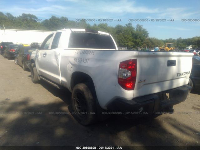 Photo 2 VIN: 5TFUM5F17FX063891 - TOYOTA TUNDRA 4WD TRUCK 