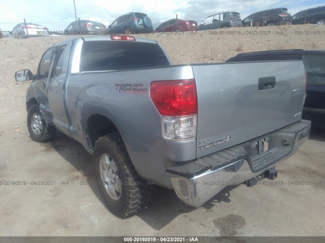 Photo 2 VIN: 5TFUM5F18BX017464 - TOYOTA TUNDRA 4WD TRUCK 