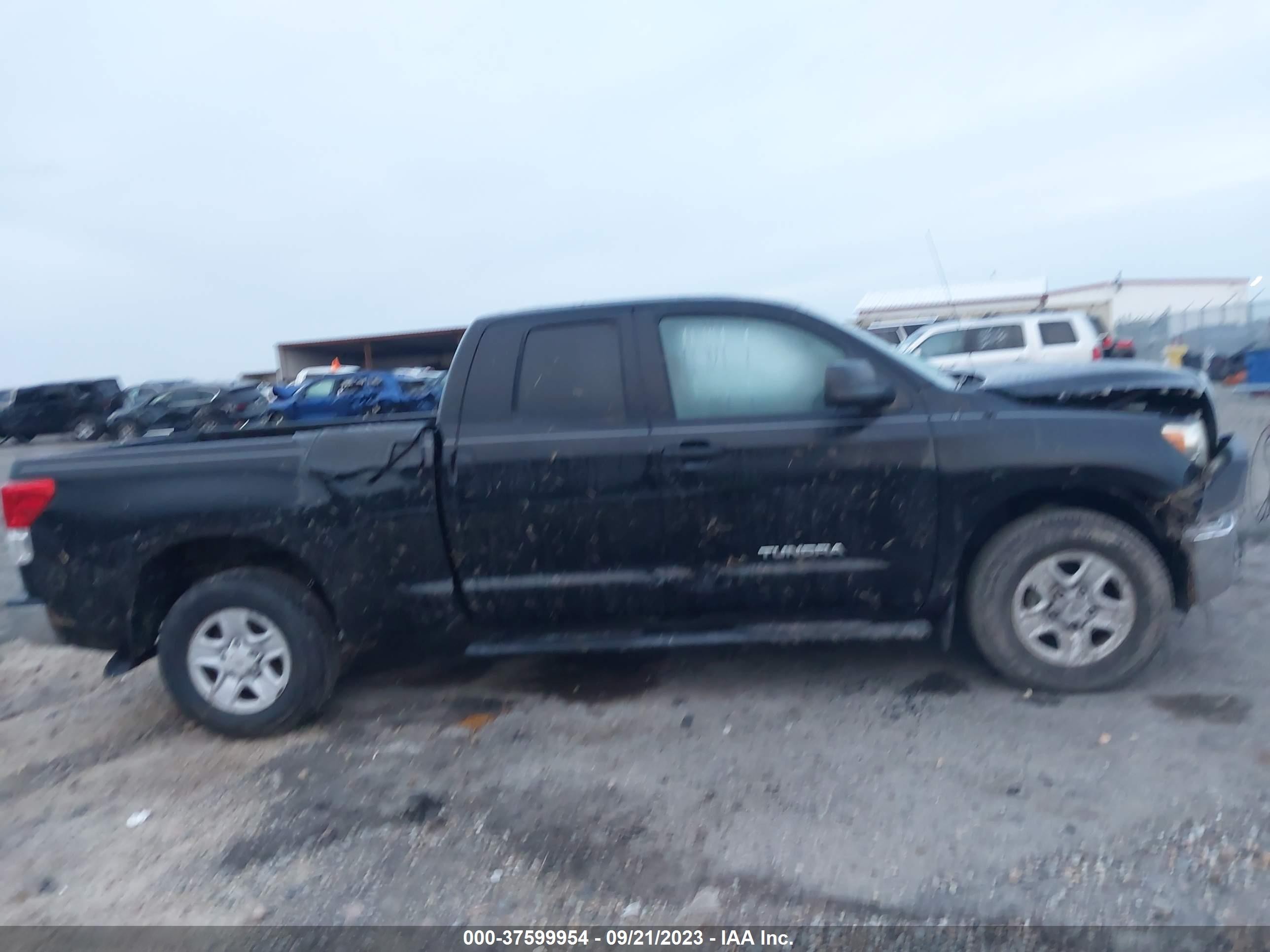 Photo 12 VIN: 5TFUM5F18BX018680 - TOYOTA TUNDRA 