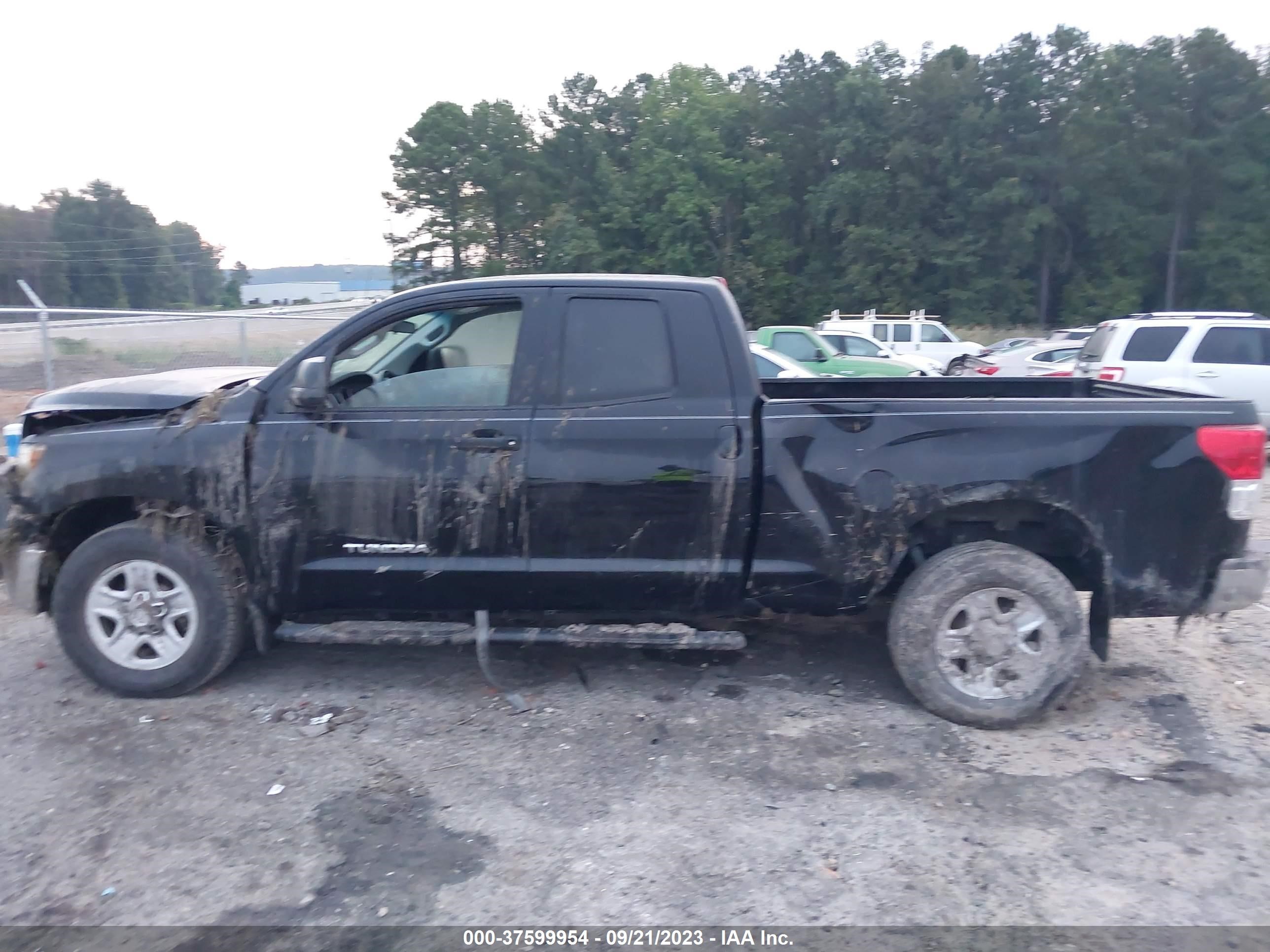 Photo 13 VIN: 5TFUM5F18BX018680 - TOYOTA TUNDRA 