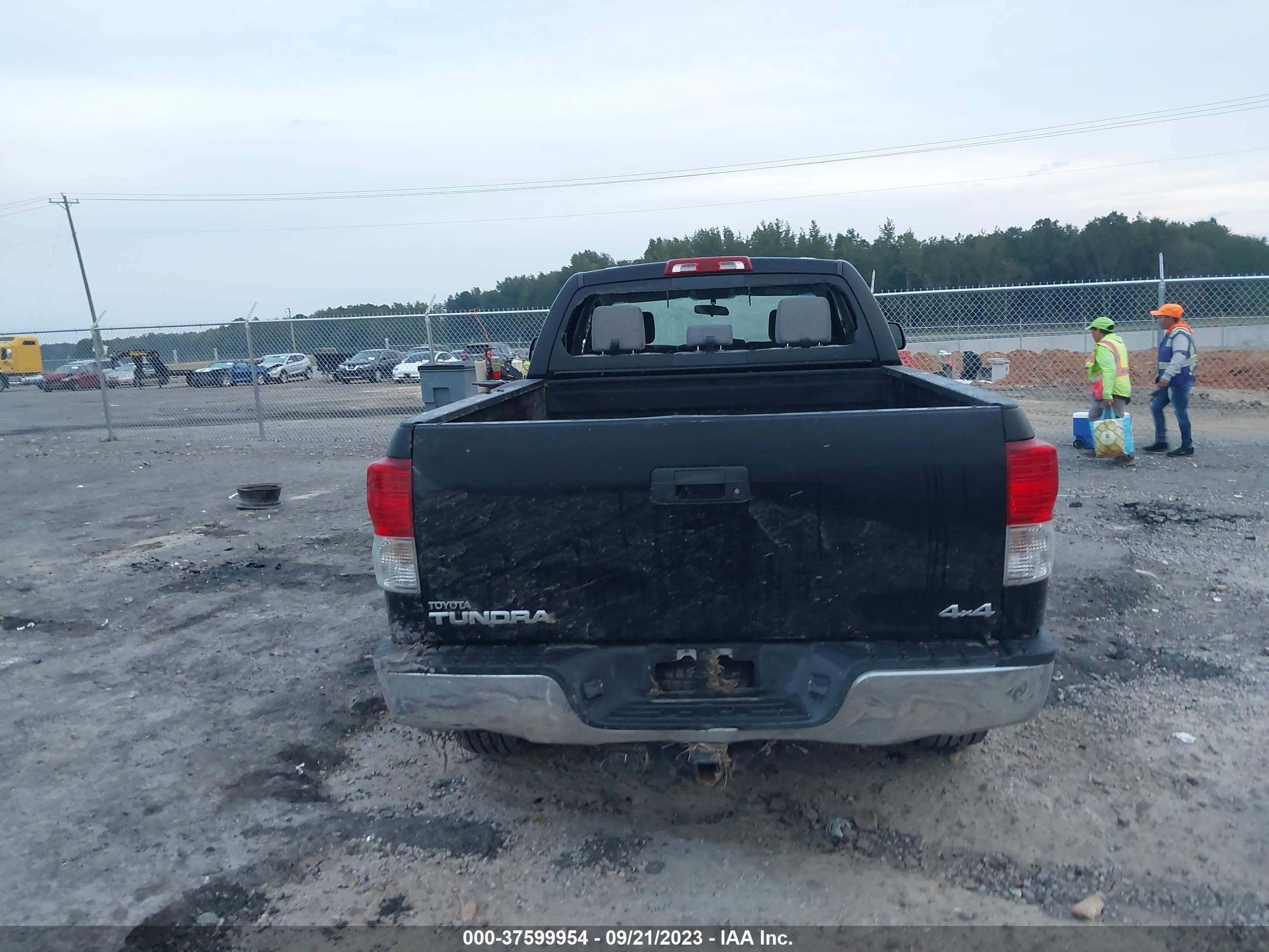 Photo 15 VIN: 5TFUM5F18BX018680 - TOYOTA TUNDRA 