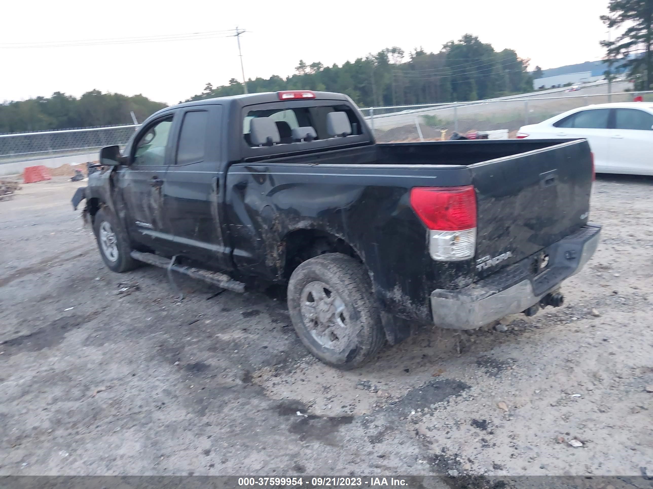 Photo 2 VIN: 5TFUM5F18BX018680 - TOYOTA TUNDRA 