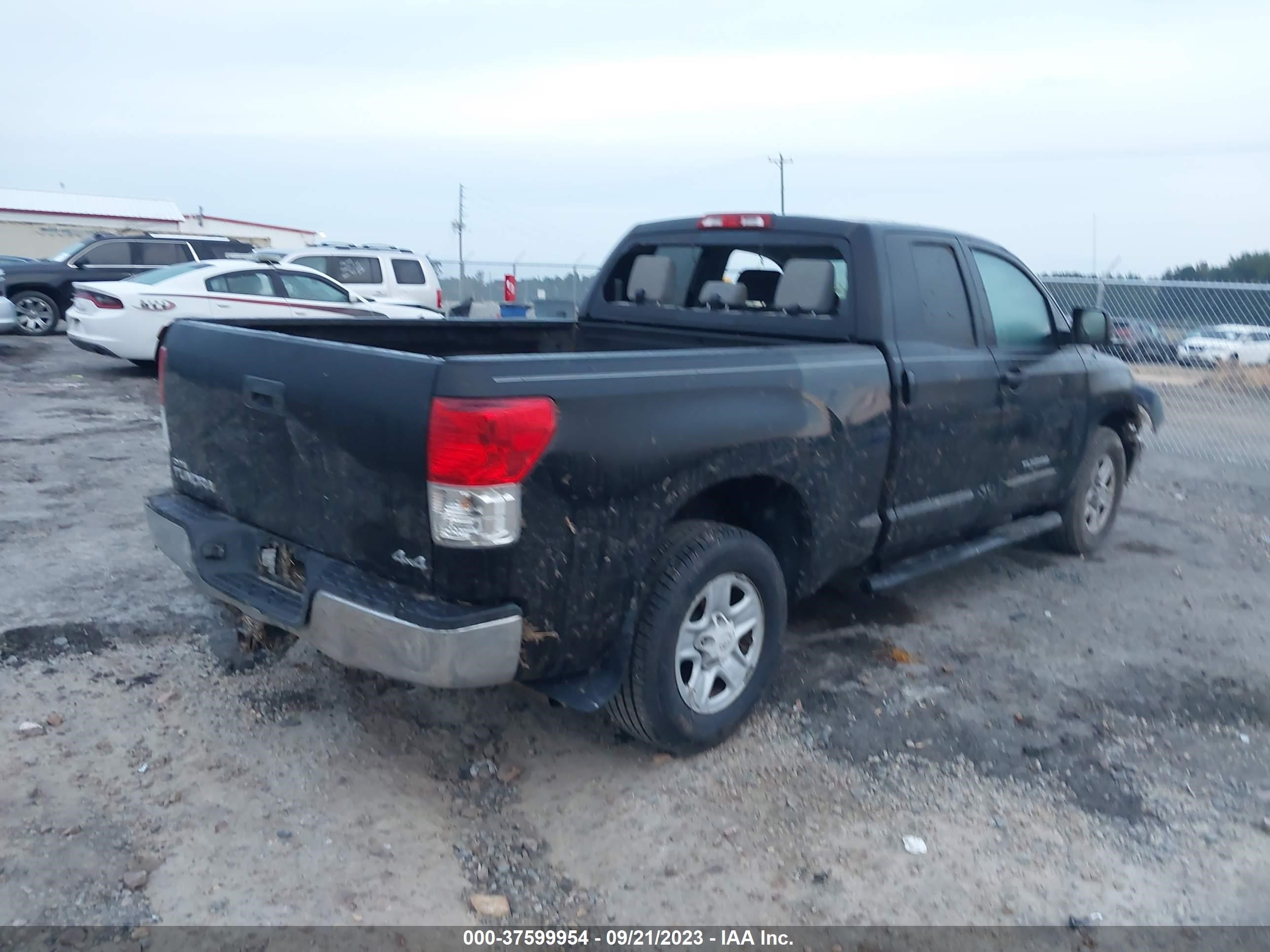 Photo 3 VIN: 5TFUM5F18BX018680 - TOYOTA TUNDRA 