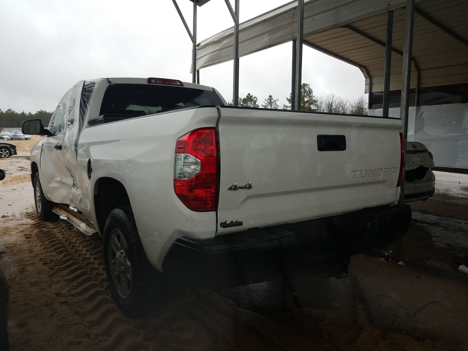 Photo 2 VIN: 5TFUM5F18KX082329 - TOYOTA TUNDRA DOU 