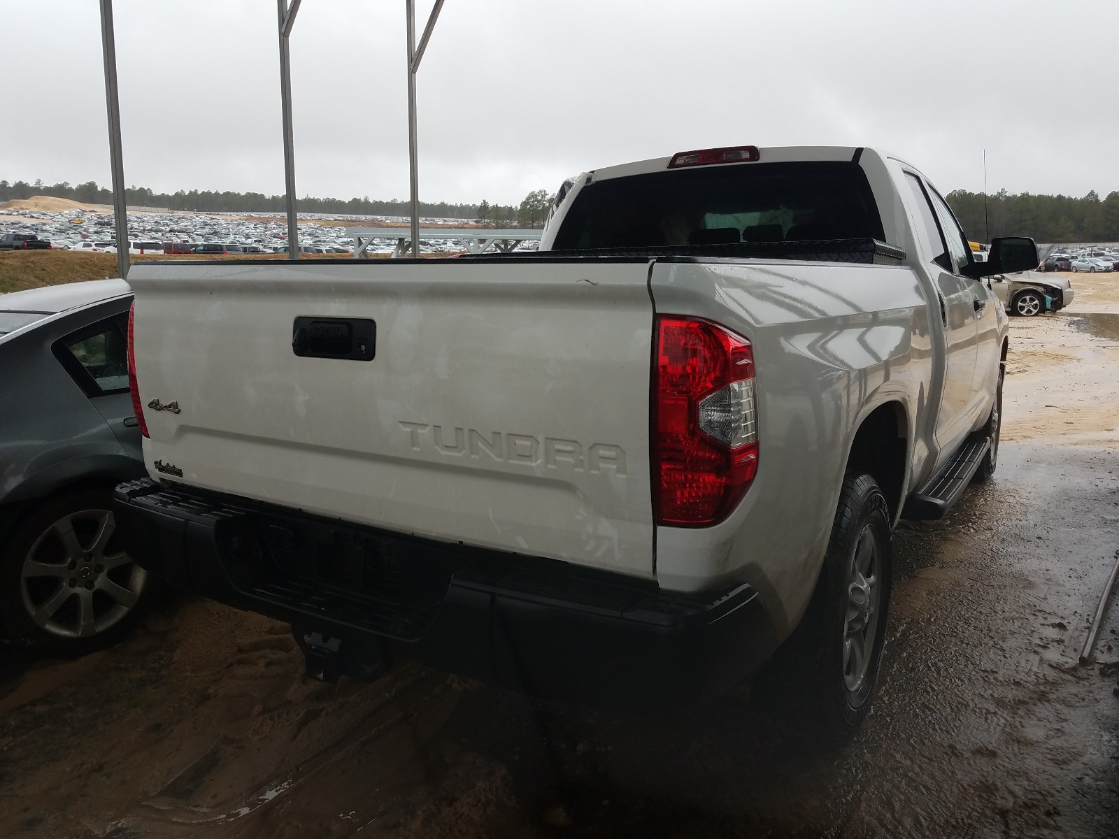 Photo 3 VIN: 5TFUM5F18KX082329 - TOYOTA TUNDRA DOU 