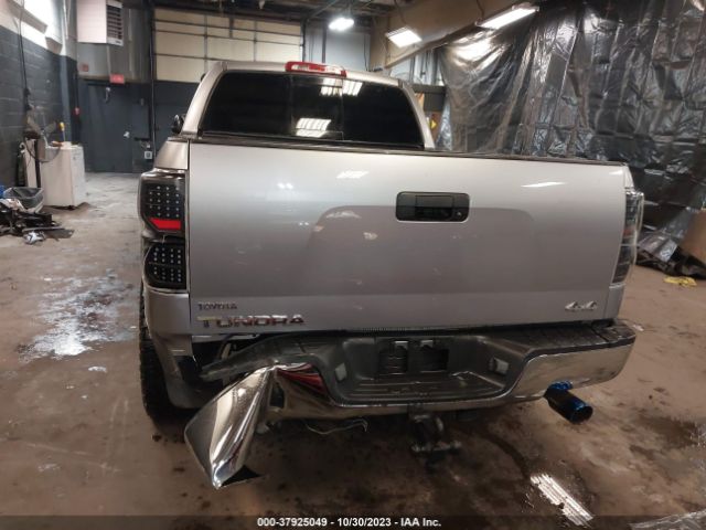 Photo 5 VIN: 5TFUM5F19AX012272 - TOYOTA TUNDRA 4WD TRUCK 