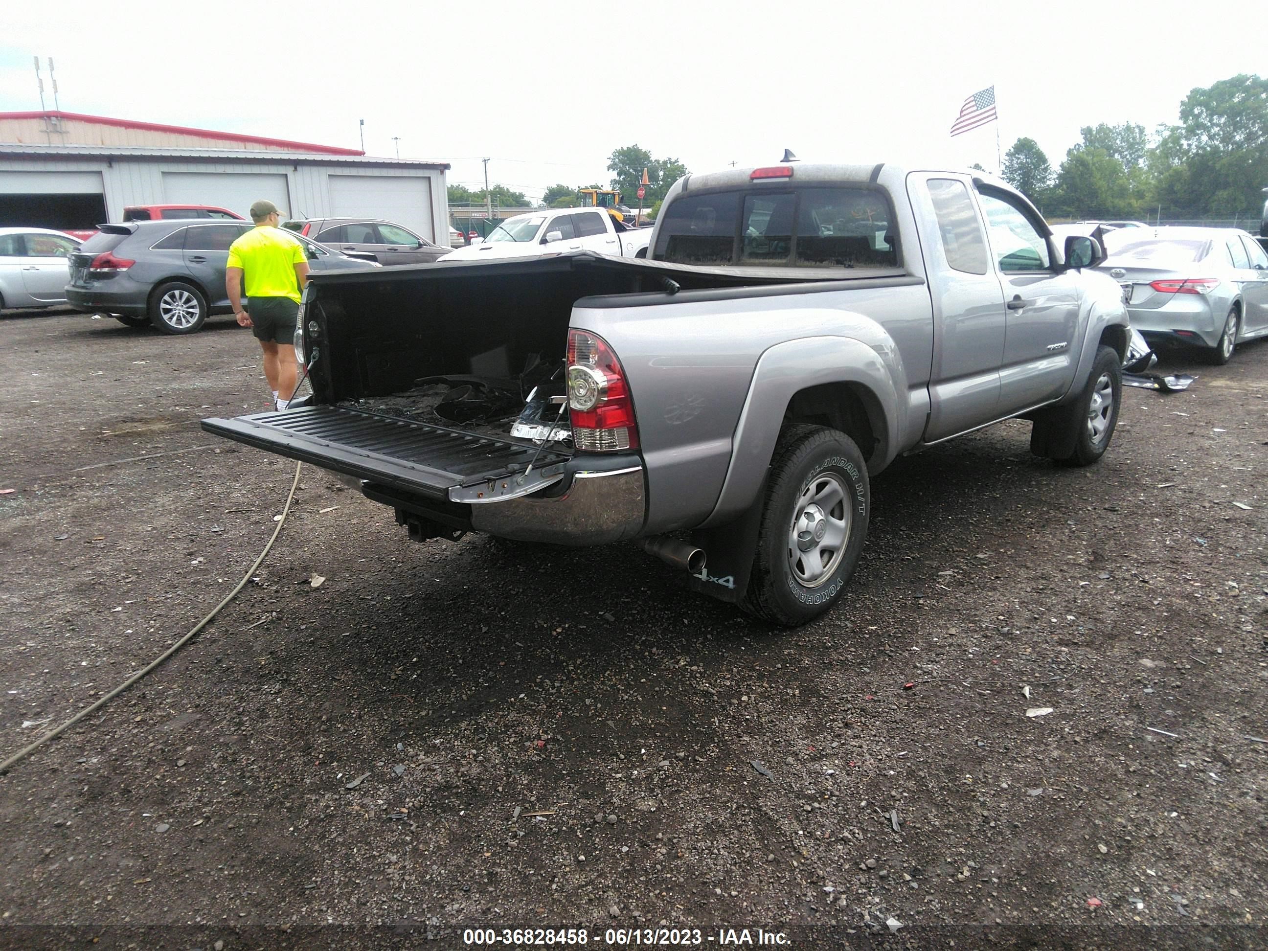 Photo 3 VIN: 5TFUU4EN1EX089254 - TOYOTA TACOMA 