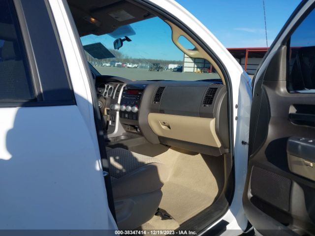 Photo 4 VIN: 5TFUW5F13BX165077 - TOYOTA TUNDRA 