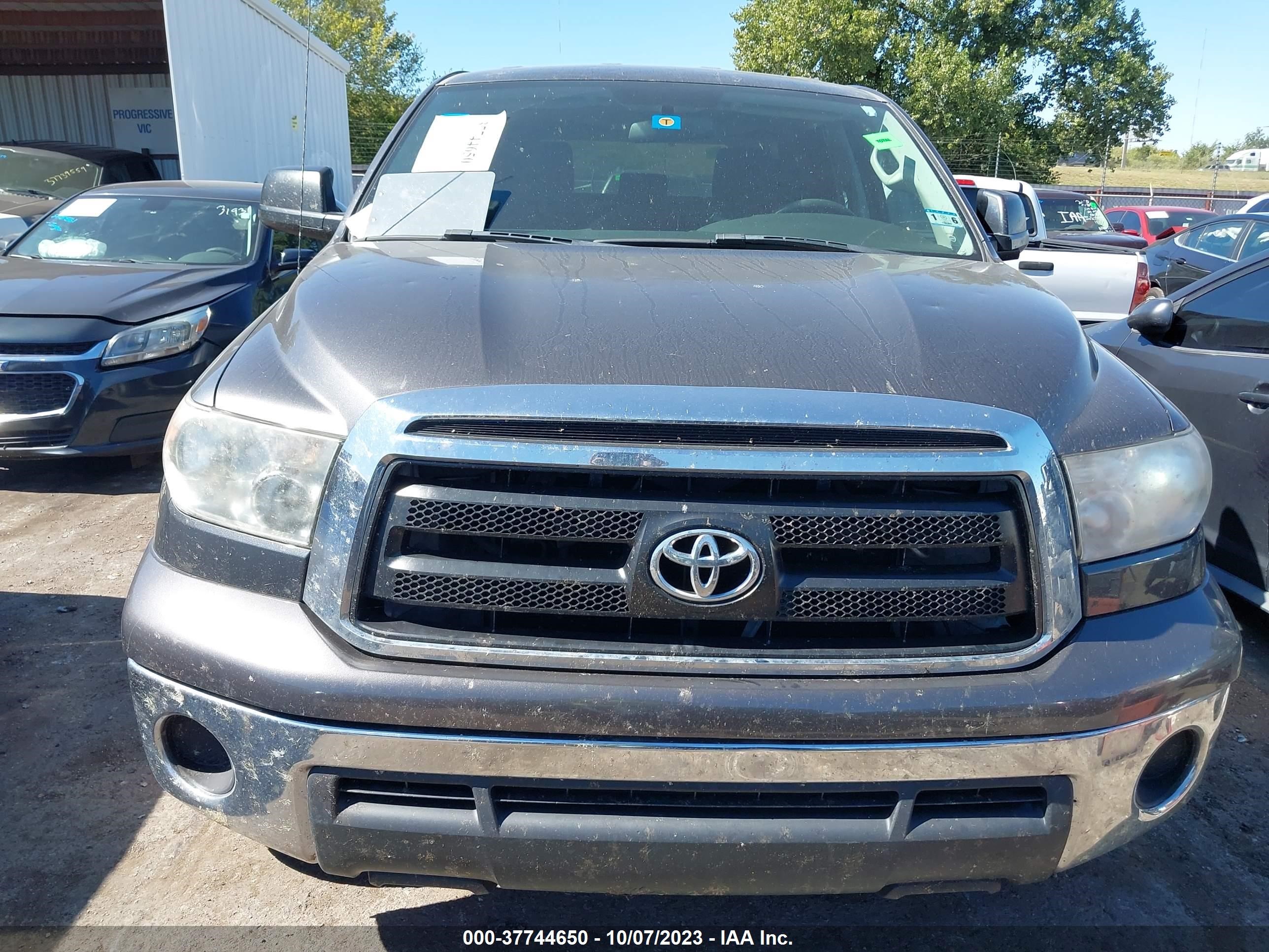 Photo 11 VIN: 5TFUW5F13BX207439 - TOYOTA TUNDRA 