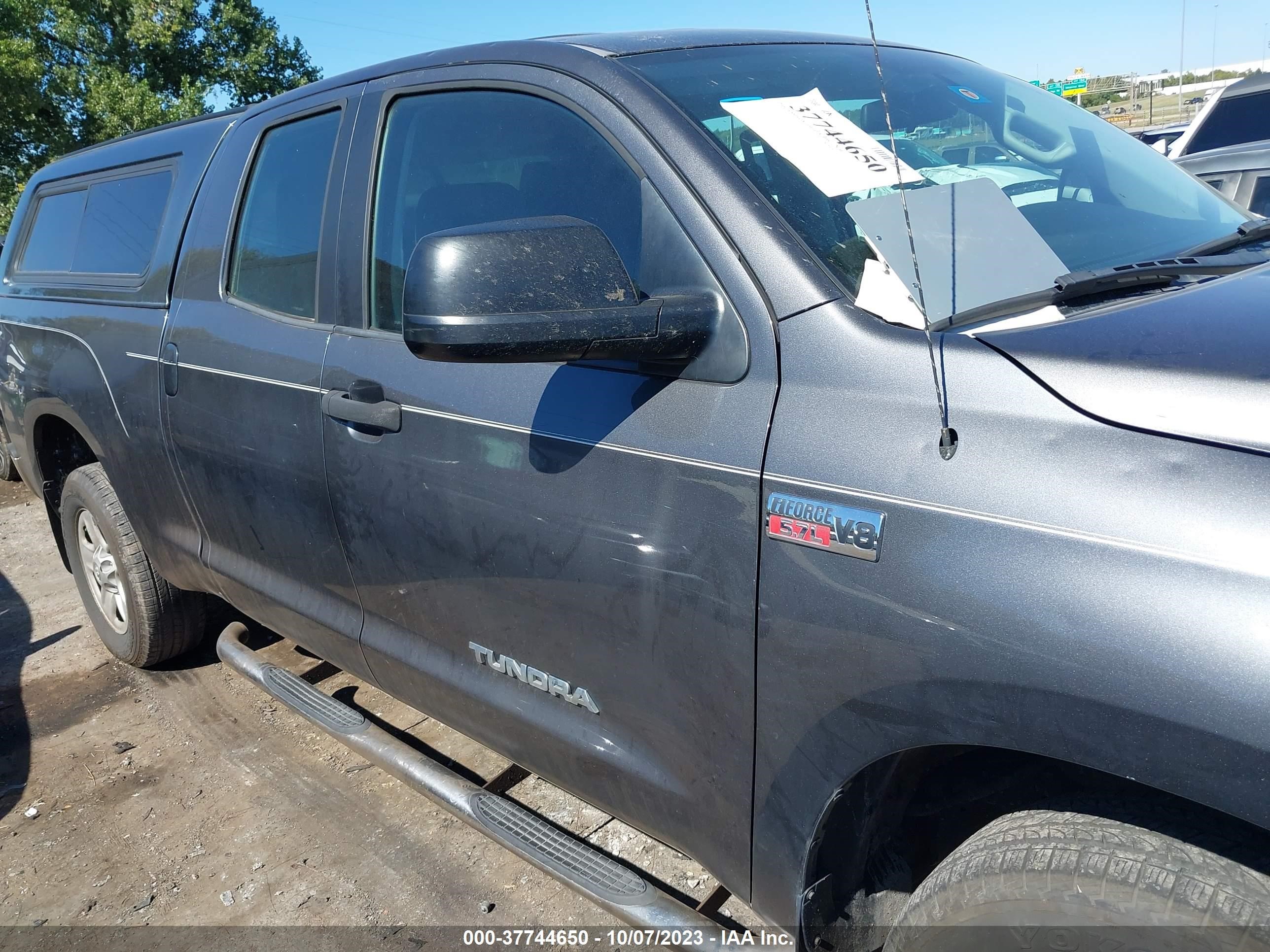 Photo 12 VIN: 5TFUW5F13BX207439 - TOYOTA TUNDRA 