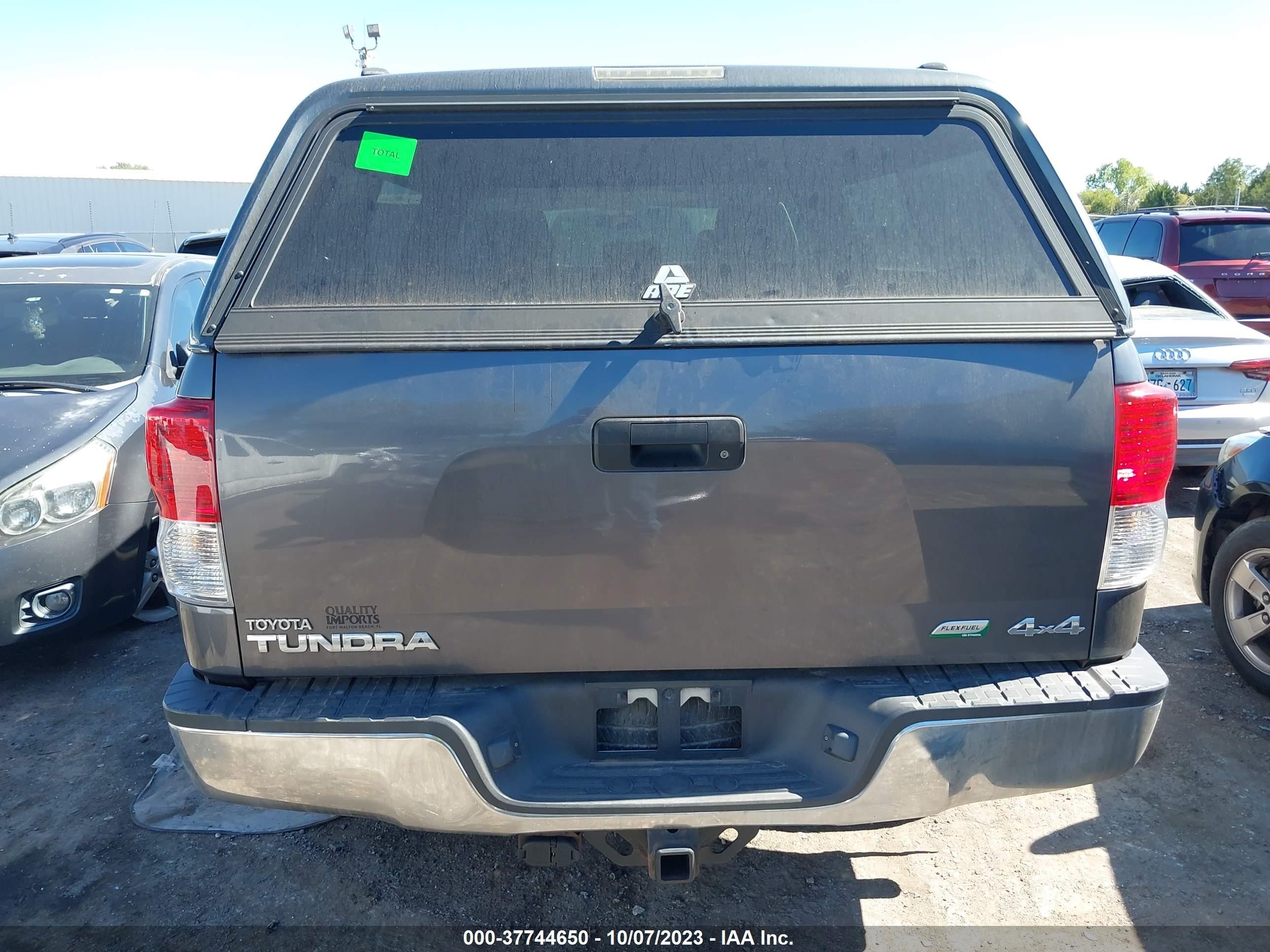 Photo 15 VIN: 5TFUW5F13BX207439 - TOYOTA TUNDRA 