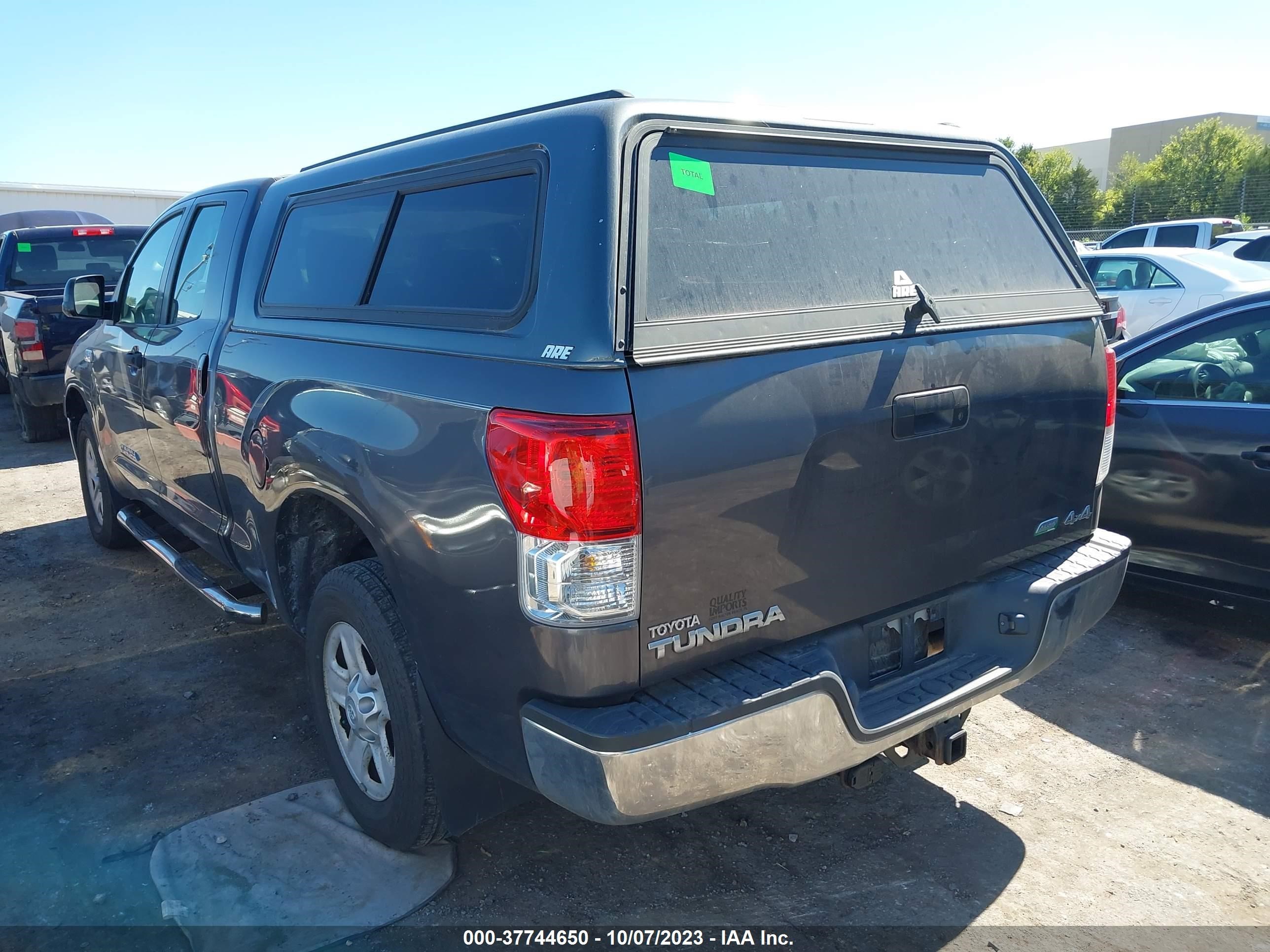 Photo 2 VIN: 5TFUW5F13BX207439 - TOYOTA TUNDRA 